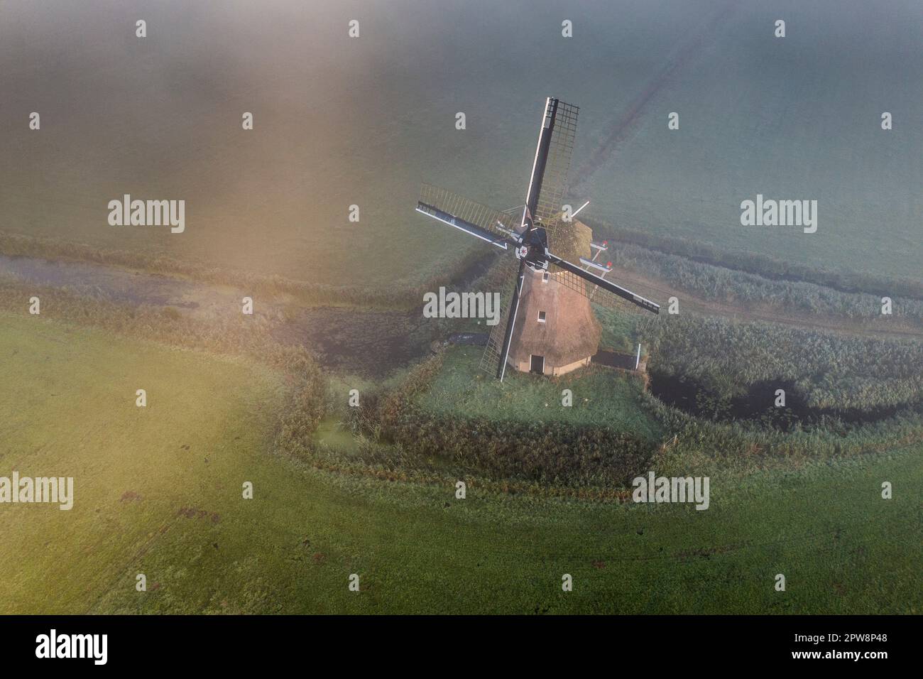I Paesi Bassi, Raedtsjerk, Windmill De Hoop (la speranza). Vista aerea. Alba. Nebbia. Foto Stock
