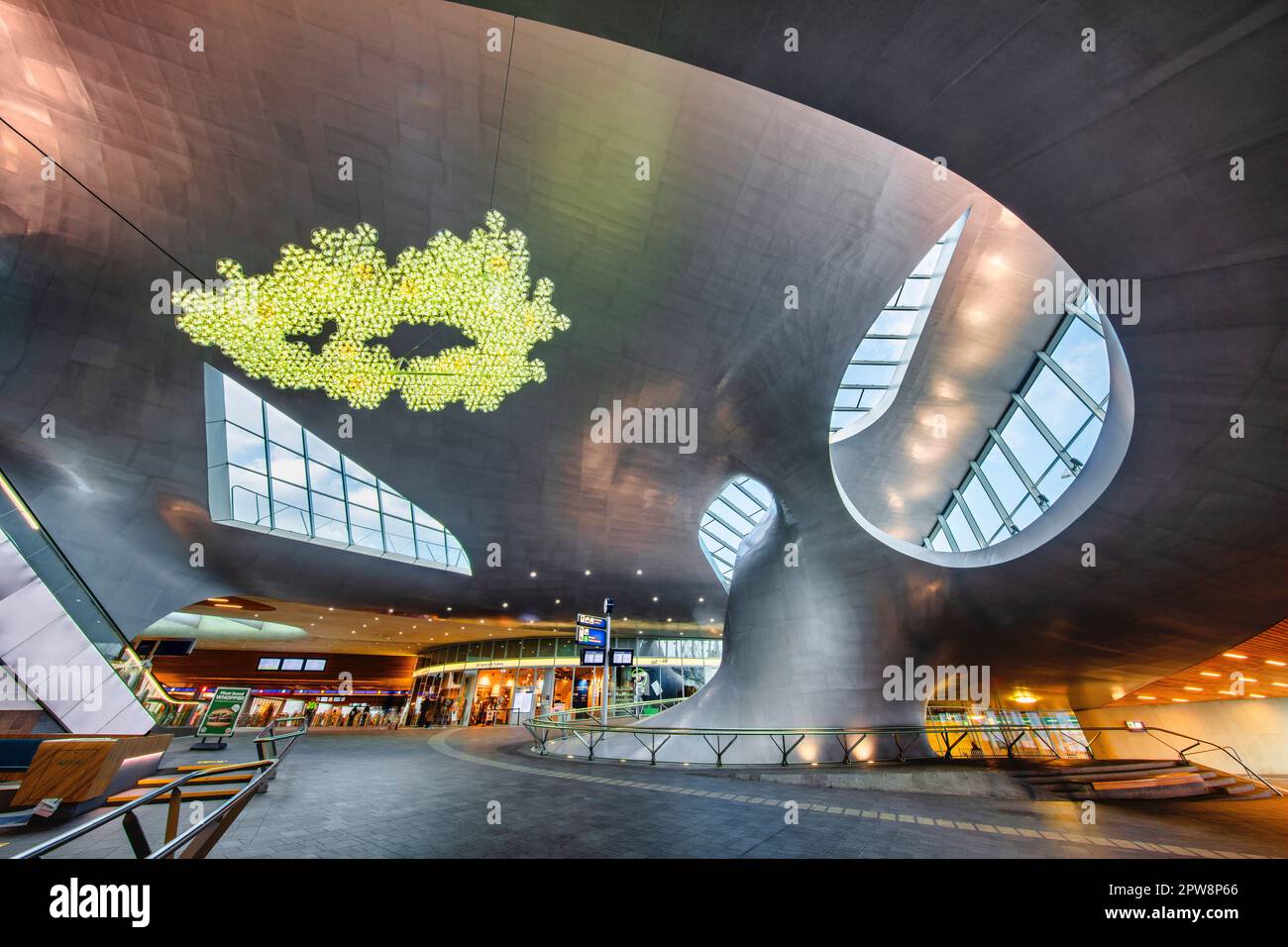 Paesi Bassi, Arnhem, stazione centrale, Arnhem Centraal, sala centrale. Il progetto della stazione ferroviaria è stato creato da UNStudio (ben van Berkel) in Foto Stock