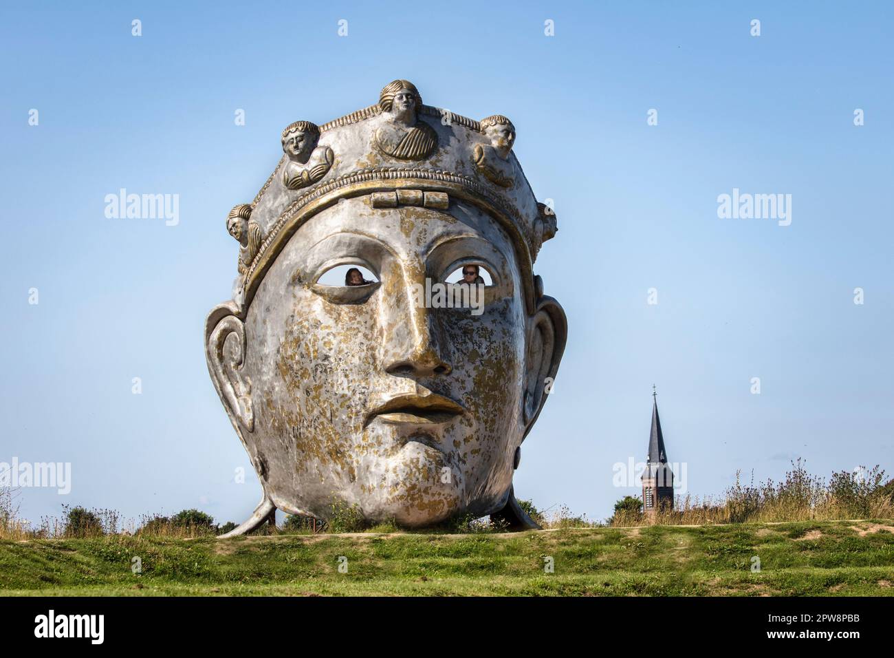 Paesi Bassi, Quaresima, vicino a Nijmegen. Maschera romana dell'artista locale Andreas Hetfeld, dopo un casco romano trovato nel vicino fiume Waal. Il nord Foto Stock