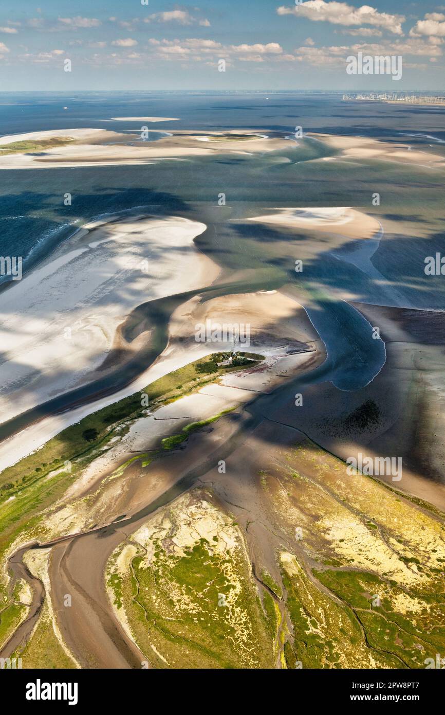 I Paesi Bassi, Eemsmond, isola chiamata Rottumeroog. Parte delle isole del Mare di Wadden. Patrimonio dell'umanità dell'UNESCO. Terra palude, fango pianeggiante. Vista aerea. Foto Stock