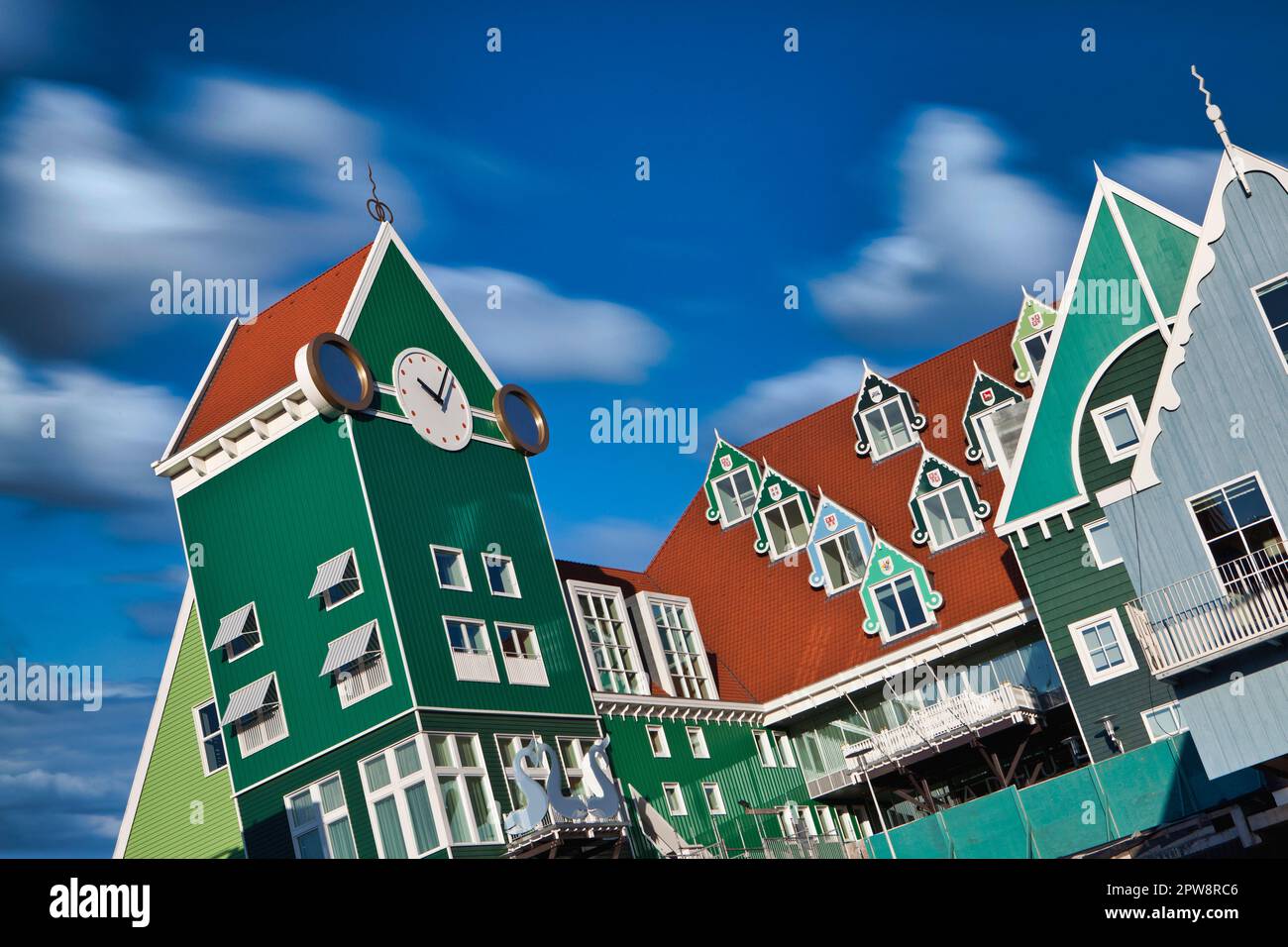 Olanda, Zaandam, stazione ferroviaria e municipio d'ingresso. Tipiche facciate olandesi (casa). Foto Stock