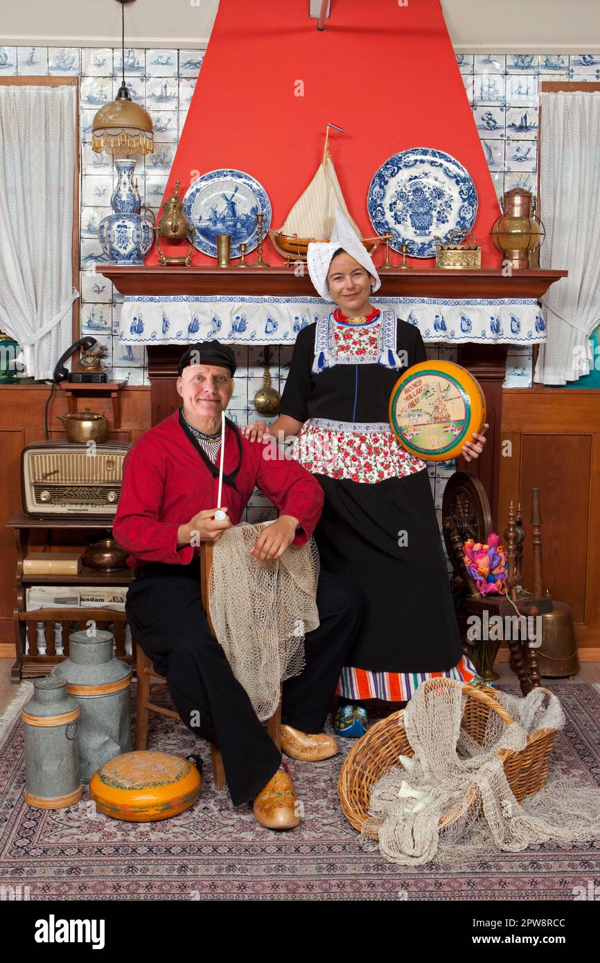 I Paesi Bassi, Volendam, coppia che ha la loro foto scattando in costume tradizionale al souvenirshop. Foto Stock