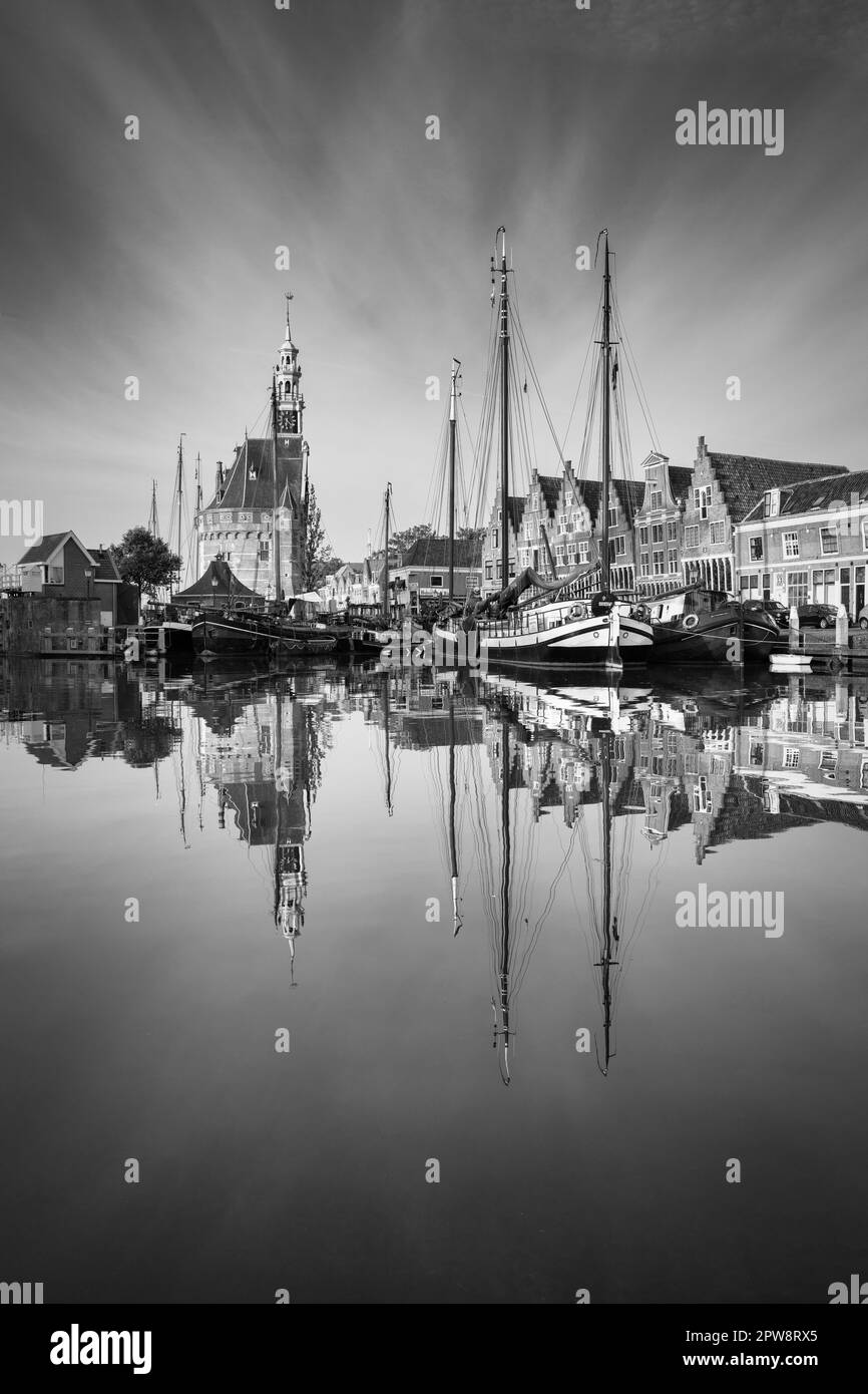 Paesi Bassi, Hoorn. Centro storico, porto, torre chiamata Hoofdtoren. Bianco e nero. Foto Stock