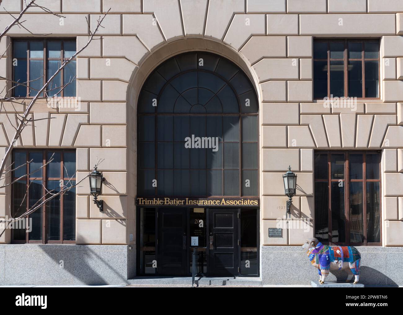 Facciata in pietra calcarea rusticata dell'ex San Angelo National Bank Building, San Angelo, Texas. L'insegna sul davanti riporta Trimble Batjer Insurance Associates Foto Stock