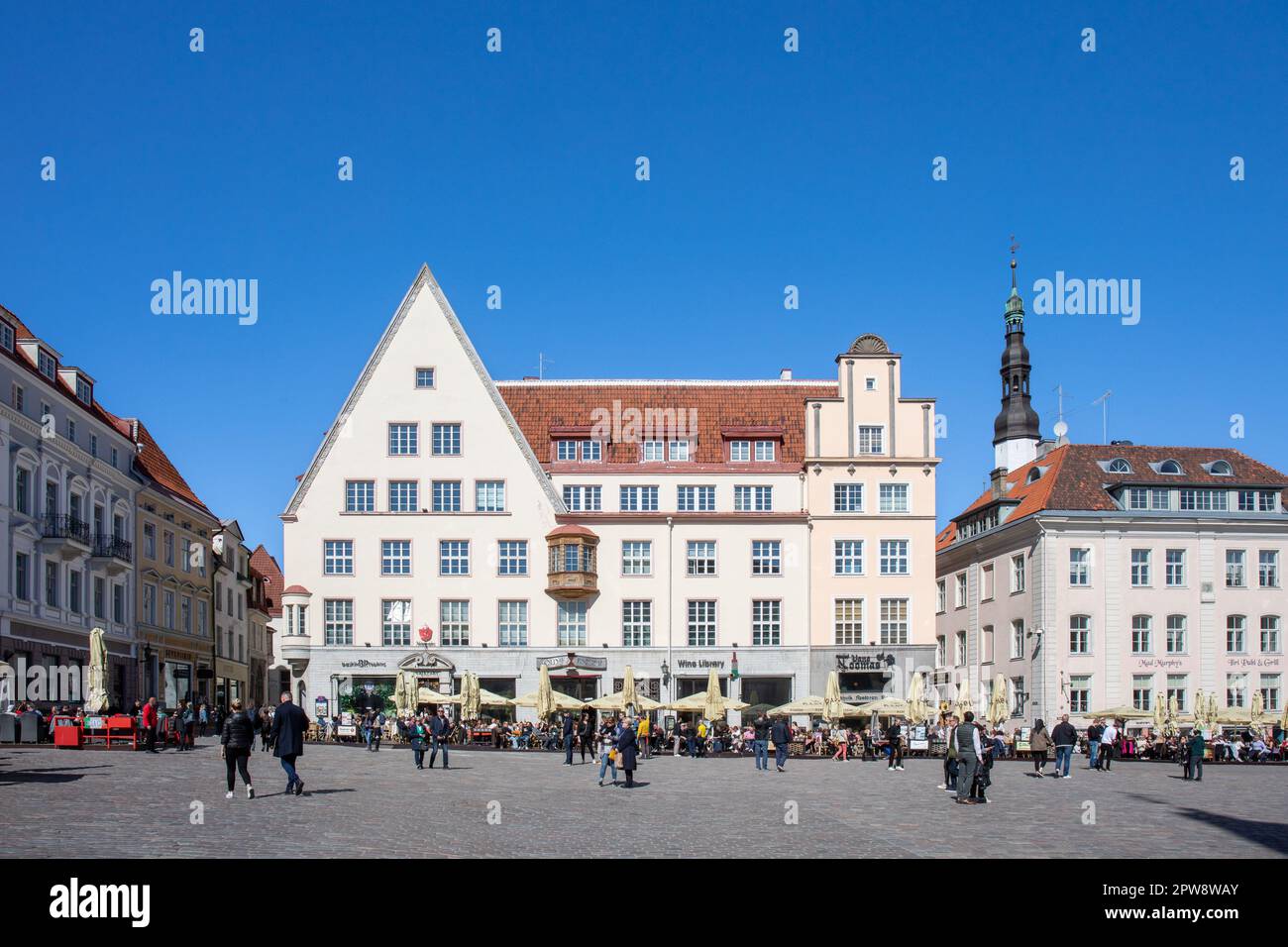 Persone su Raekoja Plats o Piazza del Municipio a Vanalinn, la città vecchia di Tallinn, Estonia Foto Stock
