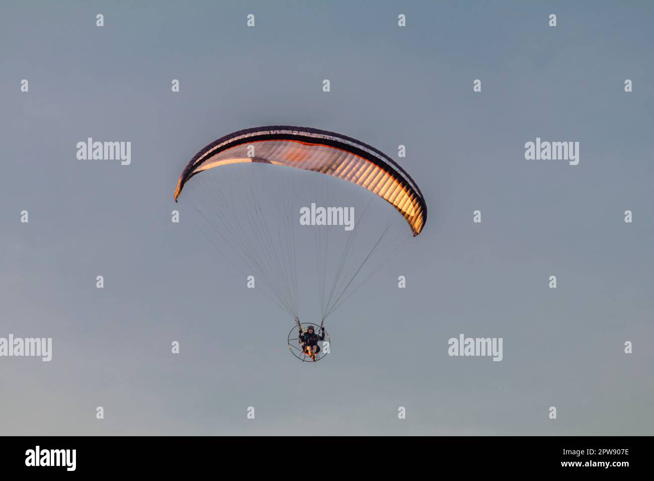 Volo in parapendio sulla spiaggia di Clevedon Foto Stock