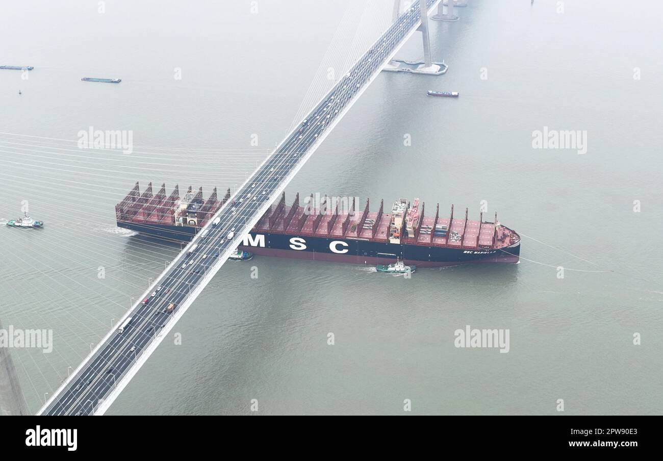 SUZHOU, CINA - 28 APRILE 2023 - scortato da diverse motovedette marine, lo Xinfu 106 attraversa la sezione del ponte Sutong del fiume Yangtze a Suzh Foto Stock
