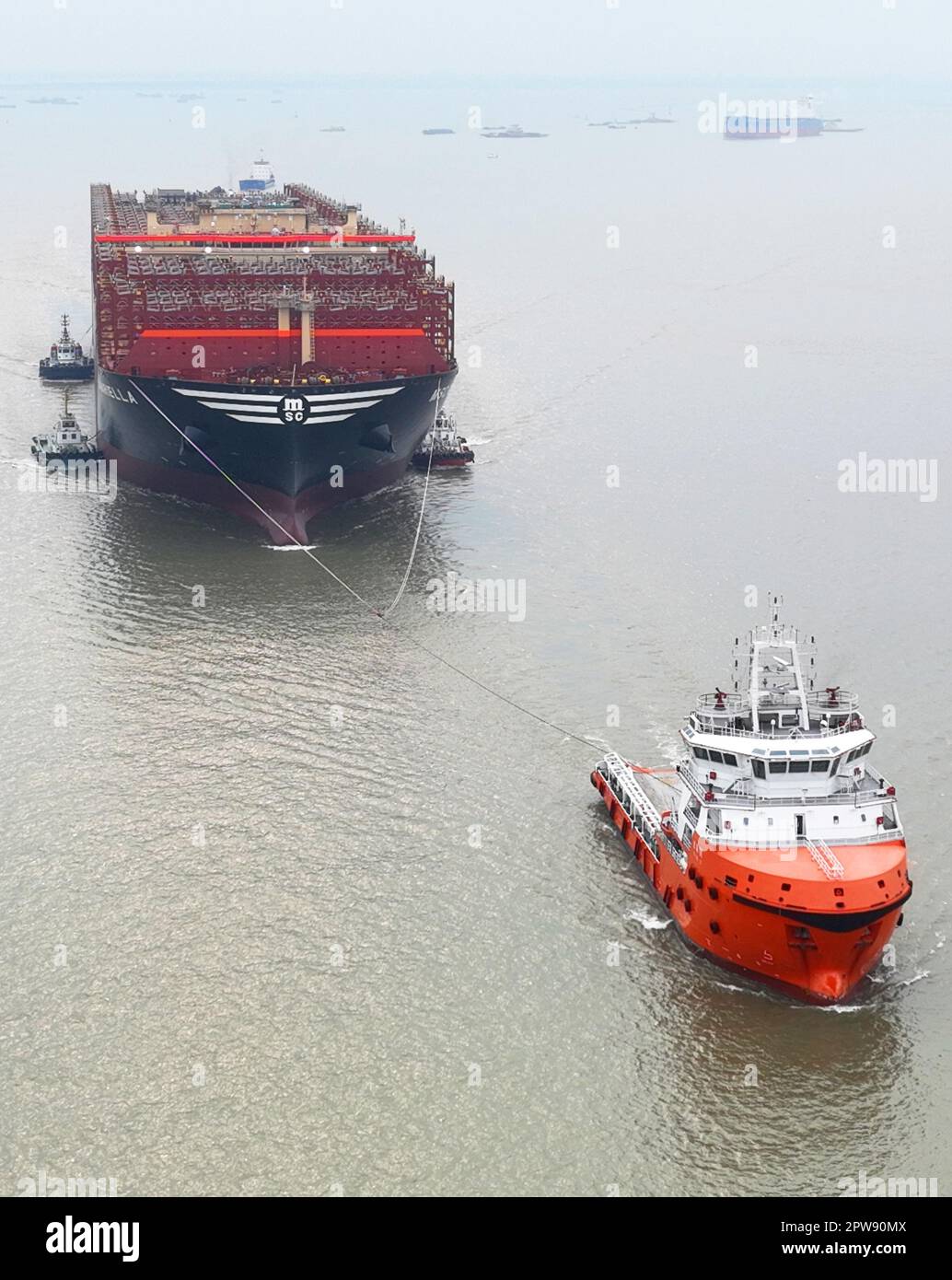 SUZHOU, CINA - 28 APRILE 2023 - scortato da diverse motovedette marine, lo Xinfu 106 attraversa la sezione del ponte Sutong del fiume Yangtze a Suzh Foto Stock