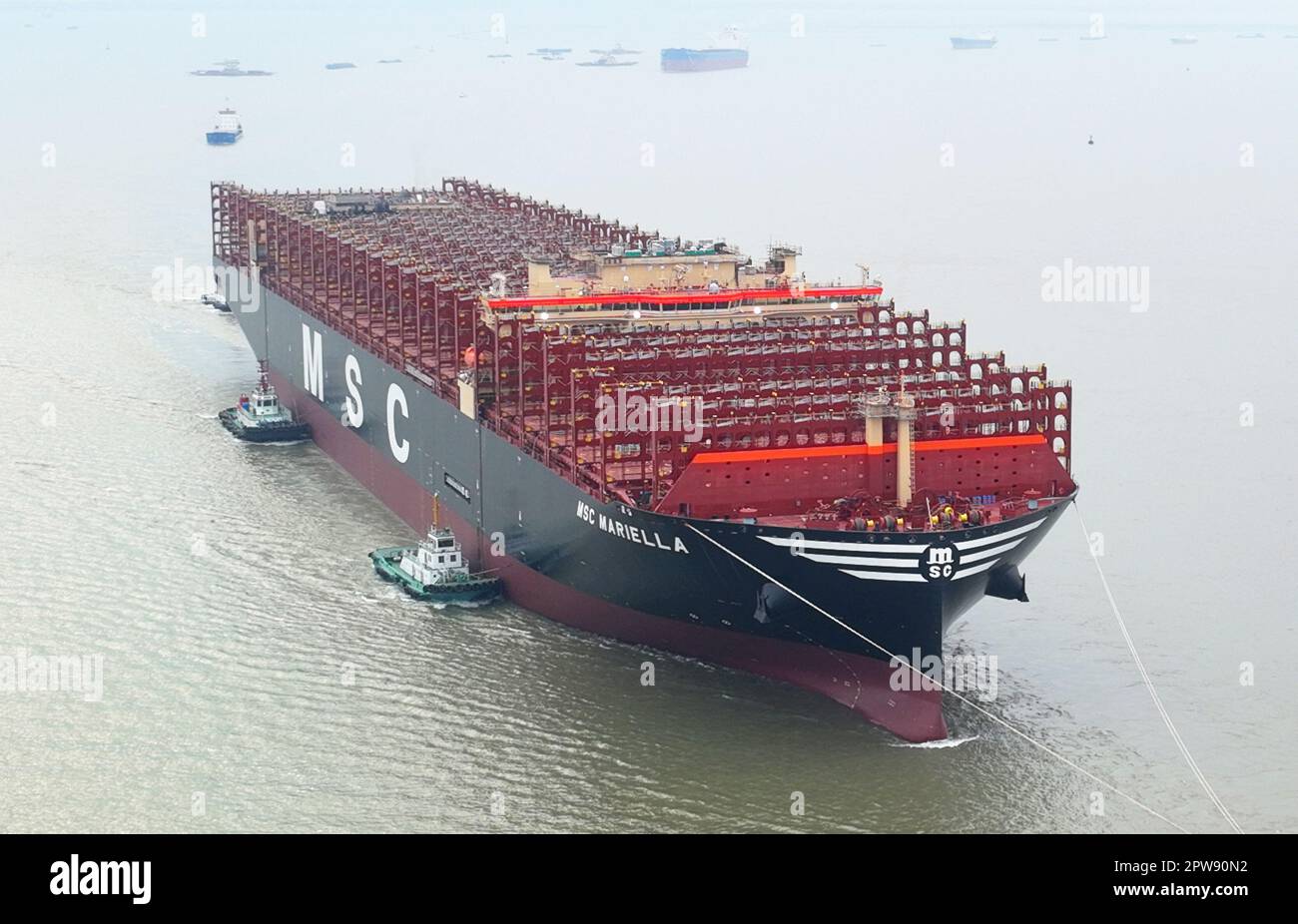 SUZHOU, CINA - 28 APRILE 2023 - scortato da diverse motovedette marine, lo Xinfu 106 attraversa la sezione del ponte Sutong del fiume Yangtze a Suzh Foto Stock