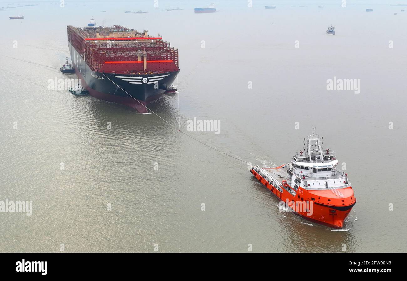 SUZHOU, CINA - 28 APRILE 2023 - scortato da diverse motovedette marine, lo Xinfu 106 attraversa la sezione del ponte Sutong del fiume Yangtze a Suzh Foto Stock