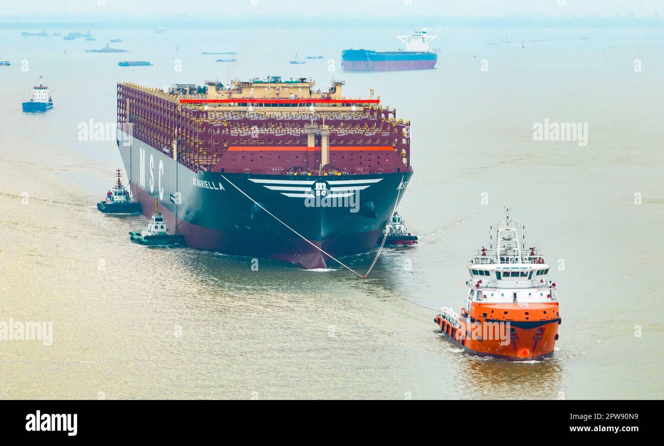 SUZHOU, CINA - 28 APRILE 2023 - scortato da diverse motovedette marine, lo Xinfu 106 attraversa la sezione del ponte Sutong del fiume Yangtze a Suzh Foto Stock