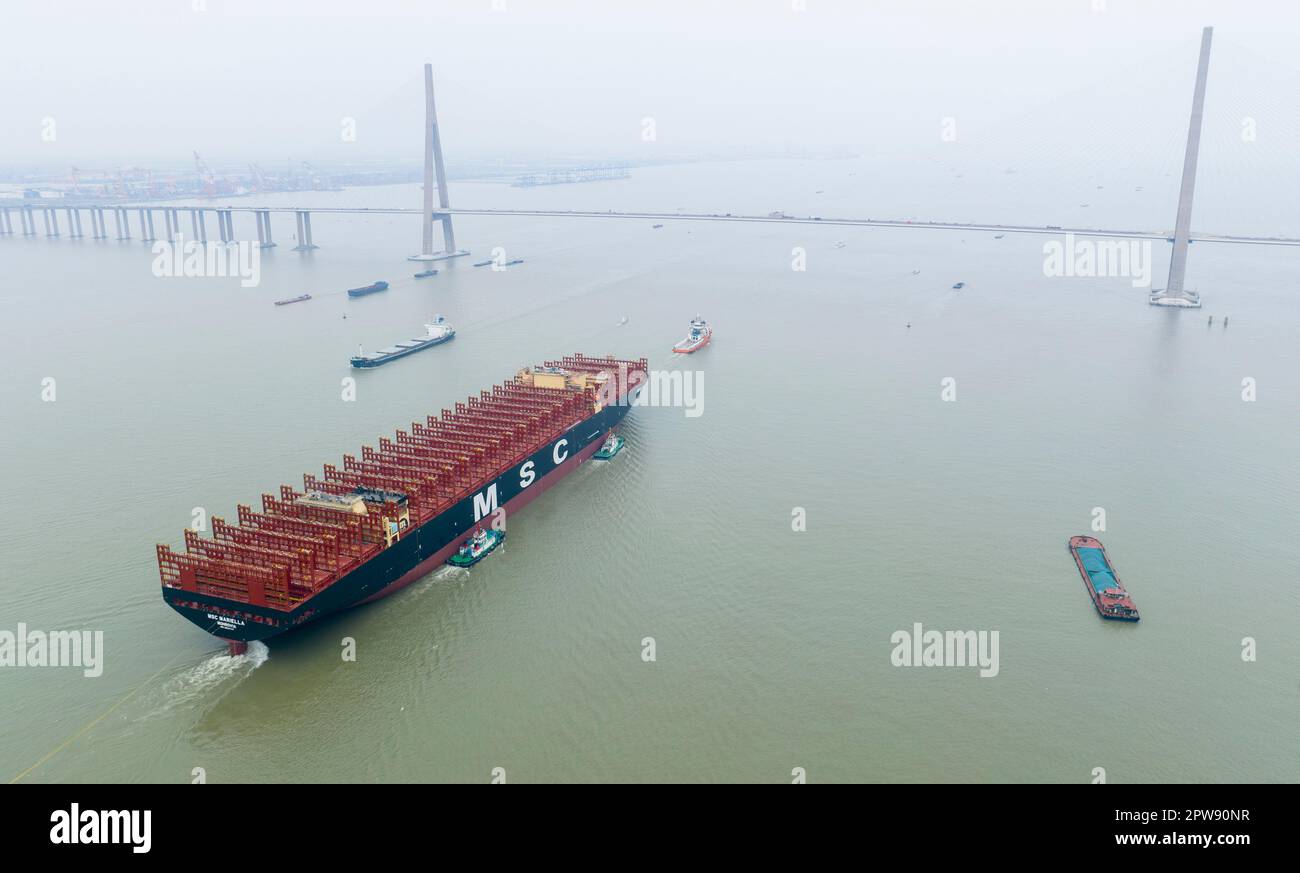 SUZHOU, CINA - 28 APRILE 2023 - scortato da diverse motovedette marine, lo Xinfu 106 attraversa la sezione del ponte Sutong del fiume Yangtze a Suzh Foto Stock