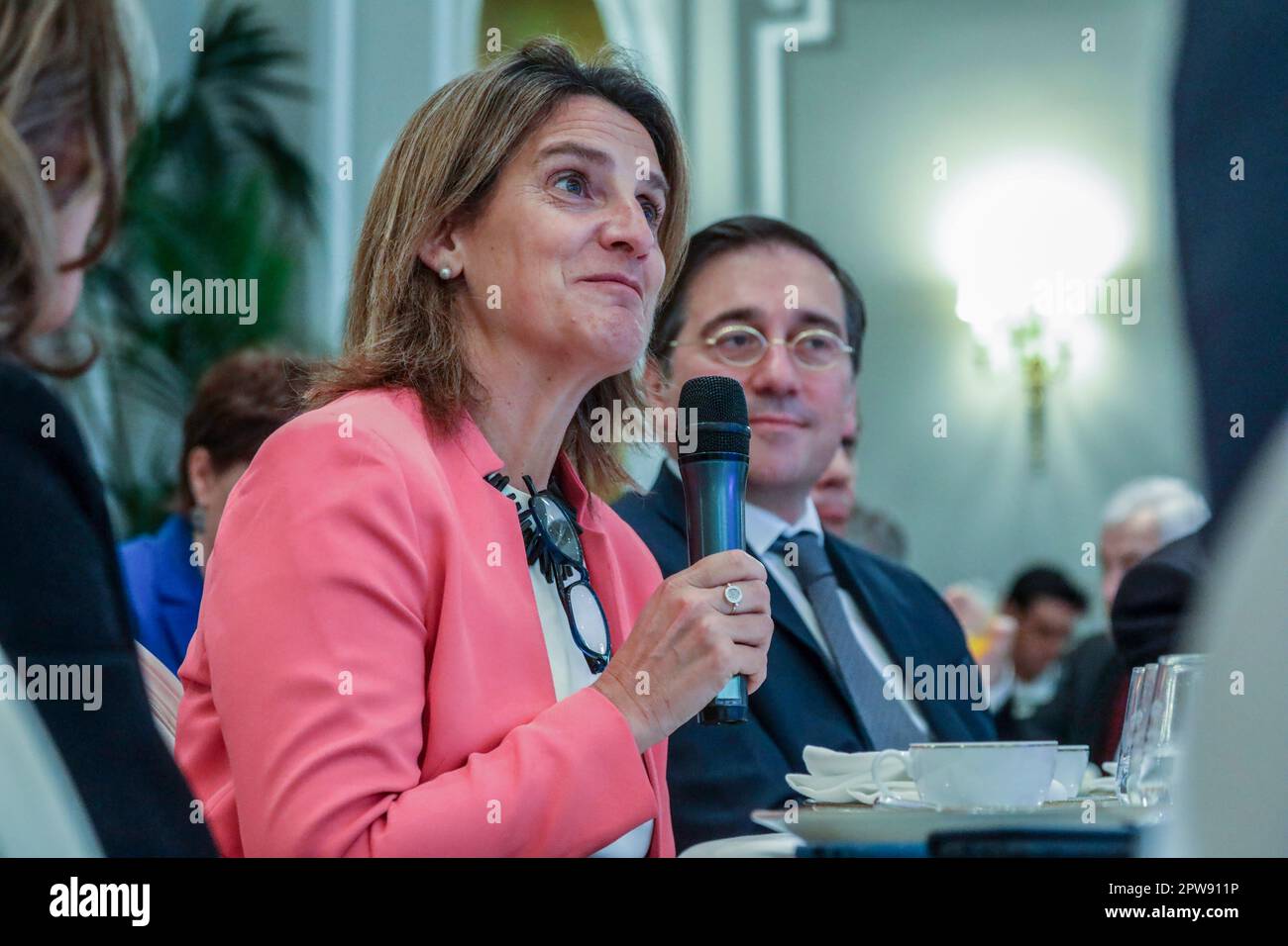 Madrid, Spagna. 28th Apr, 2023. Teresa Ribera, terza Vice Presidente e Ministro per la transizione ecologica e la sfida demografica (L) insieme al Ministro José Manuel Albares (R), visto durante una colazione informativa organizzata dal Forum europeo. Héctor Gómez, ministro dell'industria, del Commercio e del Turismo, partecipa a una ricca colazione organizzata dall'Europe Forum. L'evento si è svolto presso il Mandarin Oriental Ritz Hotel di Madrid (Plaza de la Lealtad, 5). Credit: SOPA Images Limited/Alamy Live News Foto Stock