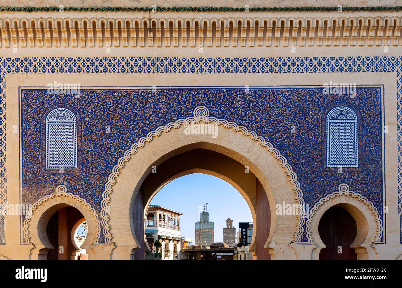 Bab Bou Jeloud, porta ornata di Fes el Bali, la città vecchia di Fez, Marocco Foto Stock