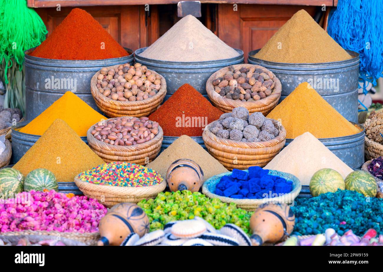 Molte spezie colorate in un negozio di strada a marrakech, marocco Foto Stock