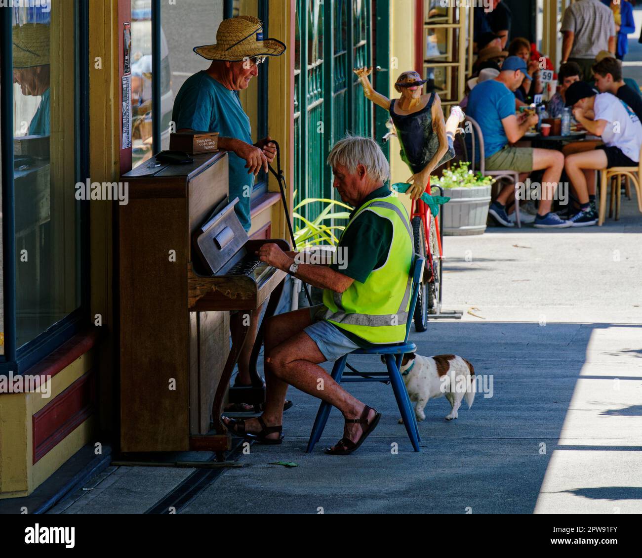 Reefton, Buller / Aotearoa / Nuova Zelanda - 30 dicembre 2022: Pianista sulla strada principale di Reefton, la Broadway. Foto Stock