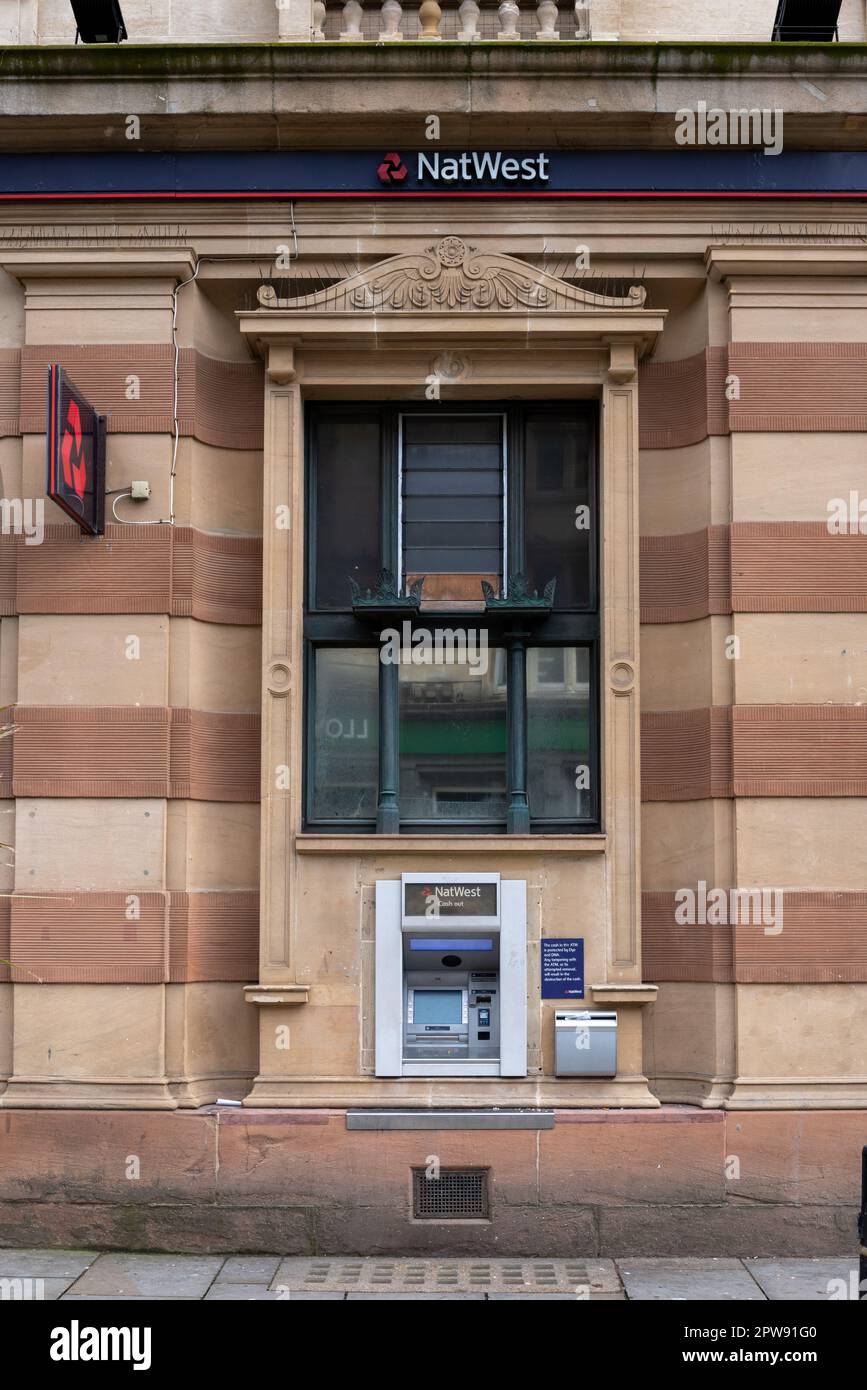 Un unico bancomat al di fuori di una banca Natwest nella città inglese di Brighton. Aprile 2023 Foto Stock