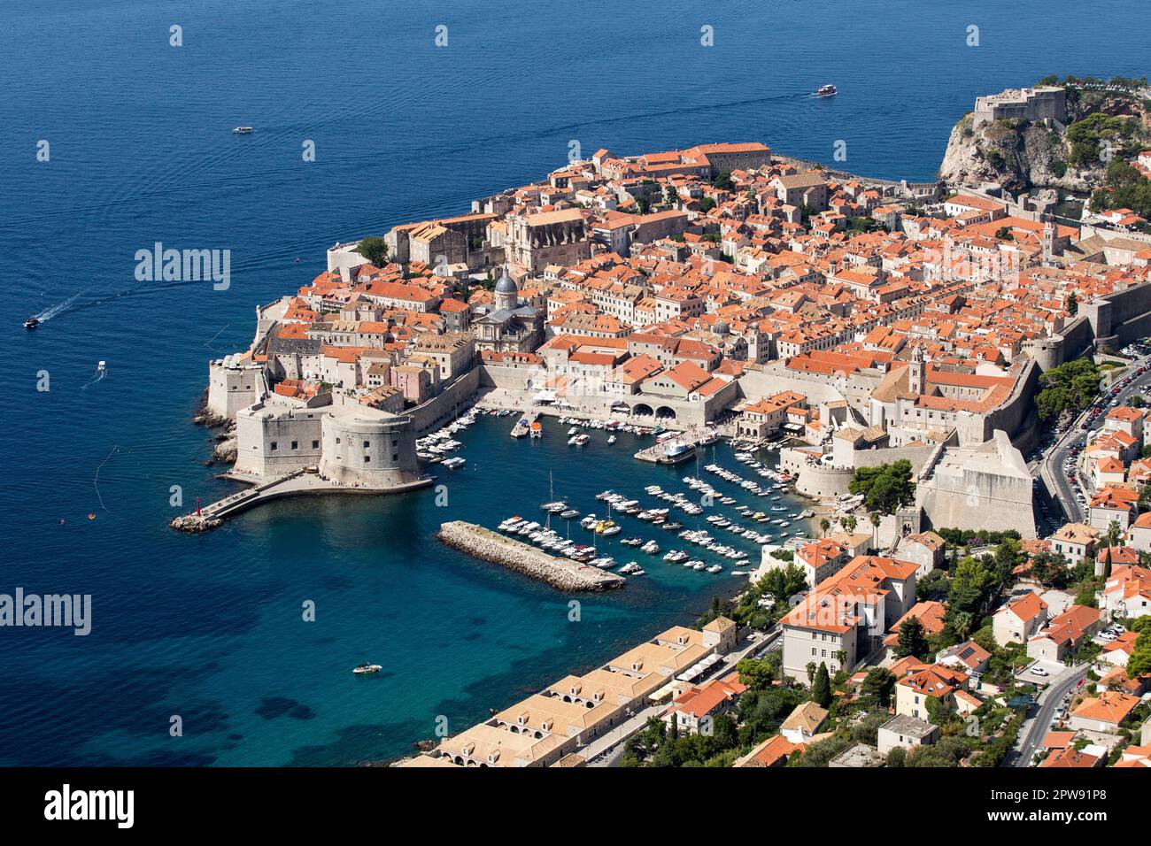 Una vista della Città Vecchia di Dubrovnik, chiamata la 'Perla dell'Adriatico'. La Città Vecchia di Dubrovnik si trova sulla costa dalmata, è diventata un'importante potenza del mare Mediterraneo dal 13th ° secolo in poi ed è ora al centro di un importante programma di restauro coordinato dall'UNESCO. Foto Stock