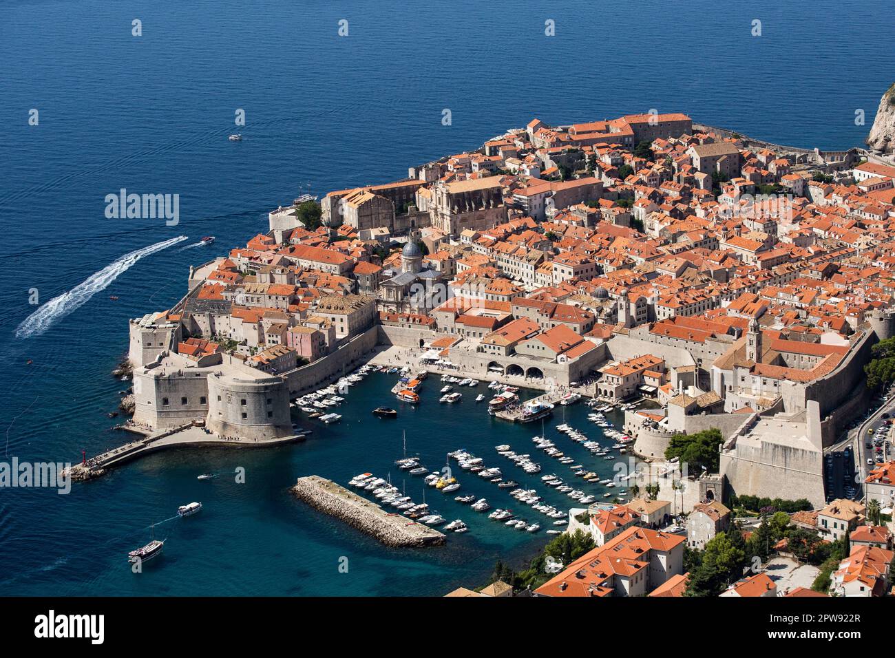 Dubrovnik, Croazia. 30th ago, 2022. Una vista della Città Vecchia di Dubrovnik, chiamata la 'Perla dell'Adriatico'. La Città Vecchia di Dubrovnik si trova sulla costa dalmata, è diventata un'importante potenza del mare Mediterraneo dal 13th ° secolo in poi ed è ora al centro di un importante programma di restauro coordinato dall'UNESCO. (Foto di Karol Serewis/SOPA Images/Sipa USA) Credit: Sipa USA/Alamy Live News Foto Stock