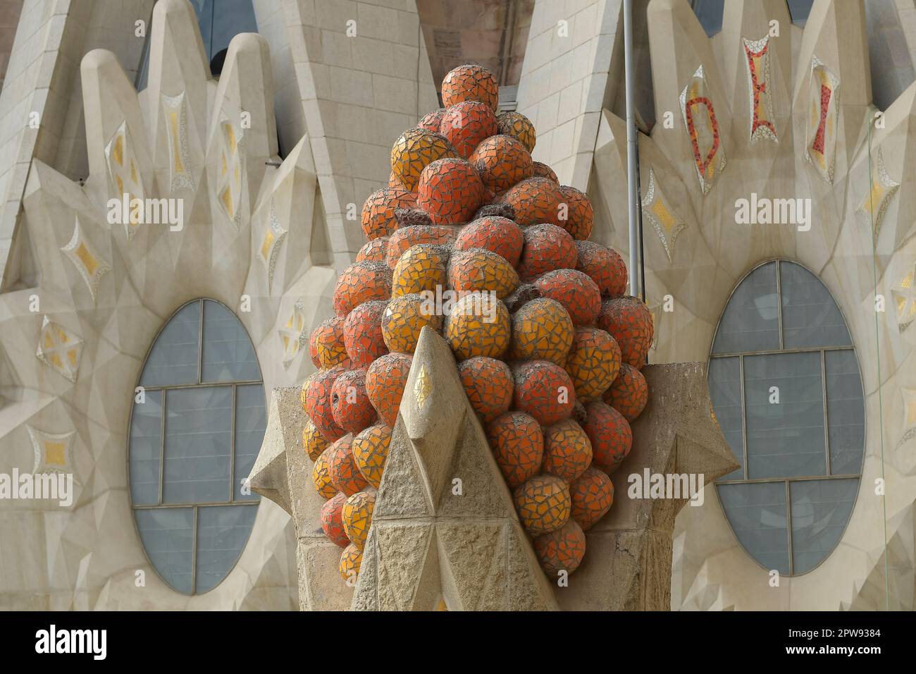 Barcellona, Spagna. Sagrada Família. Cestino di frutta sulla facciata della Natività Foto Stock