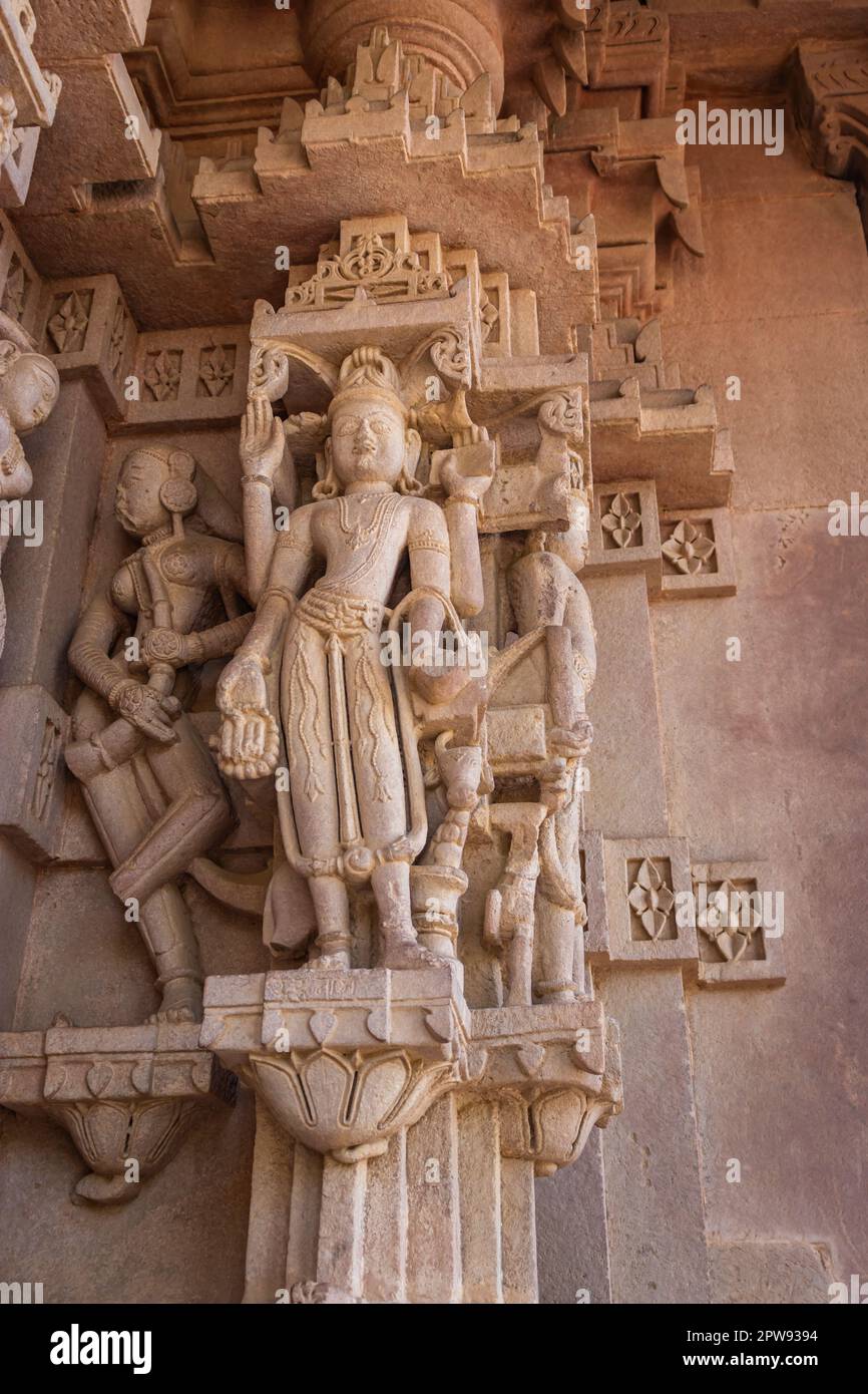 indù dio unico idolo incisa arte sulla parete del tempio da angolo piatto al mattino Foto Stock