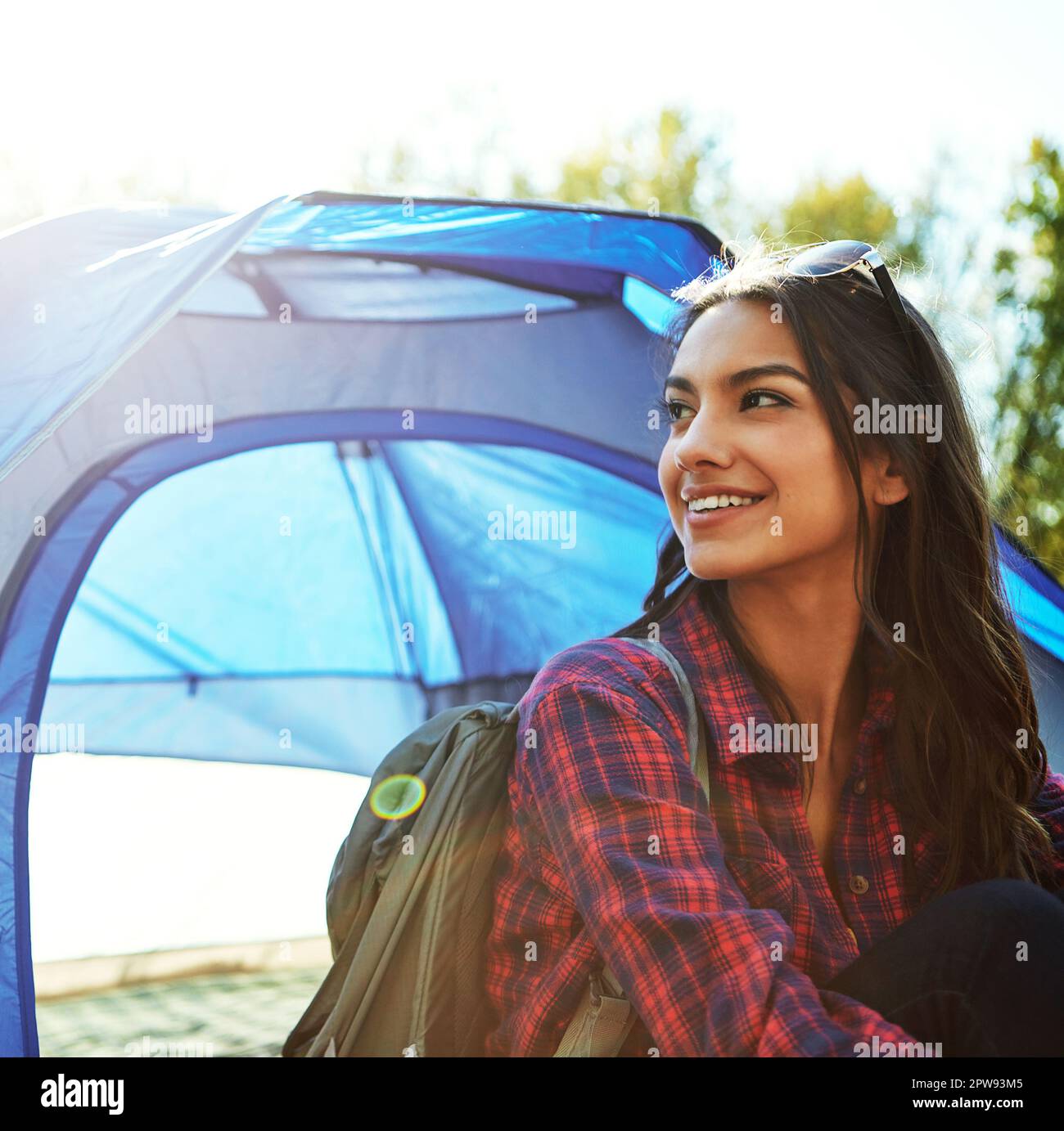 Shes allontanandosi da tutto. una giovane donna attraente seduta nel suo campeggio. Foto Stock