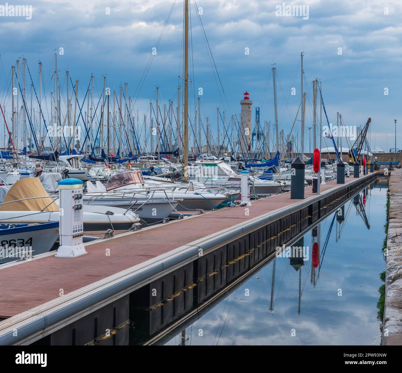 Marina de Sète e il faro di Saint Louis, in una mattina tranquilla, in Hérault, Occitanie, Francia Foto Stock