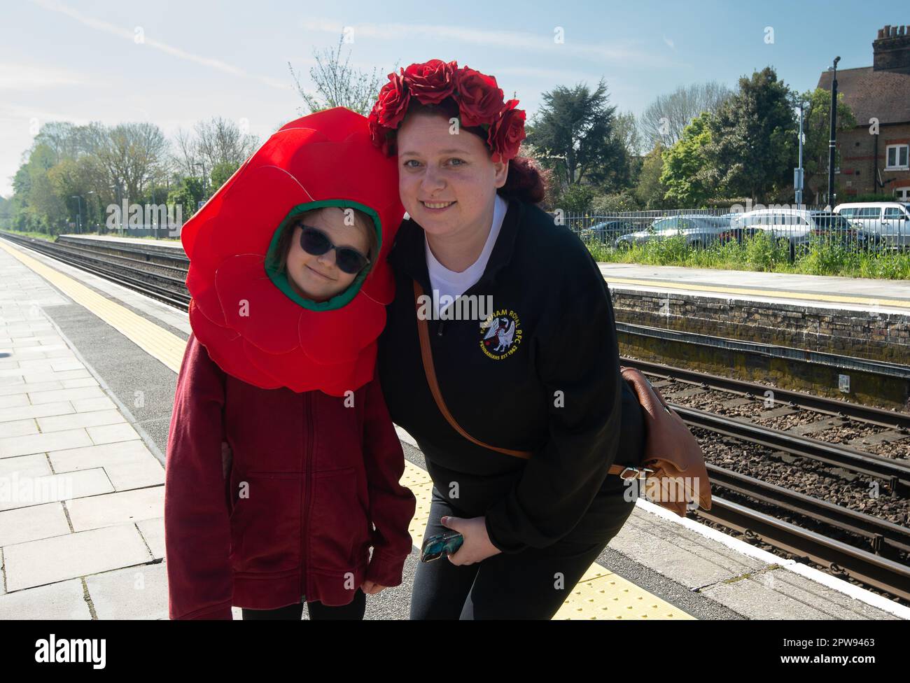 Datchet, Berkshire, Regno Unito. 29th aprile 2023. Oggi sarà una giornata impegnativa a Twickenham per la finale delle sei Nazioni femminili, Inghilterra vs Francia Rugby. Mamma Amy e figlia Chloe sono stati vestiti come rose inglesi pronti per il gioco, come si è recato sul treno per una partita di sell out. Credit: Maureen McLean/Alamy Live News Foto Stock