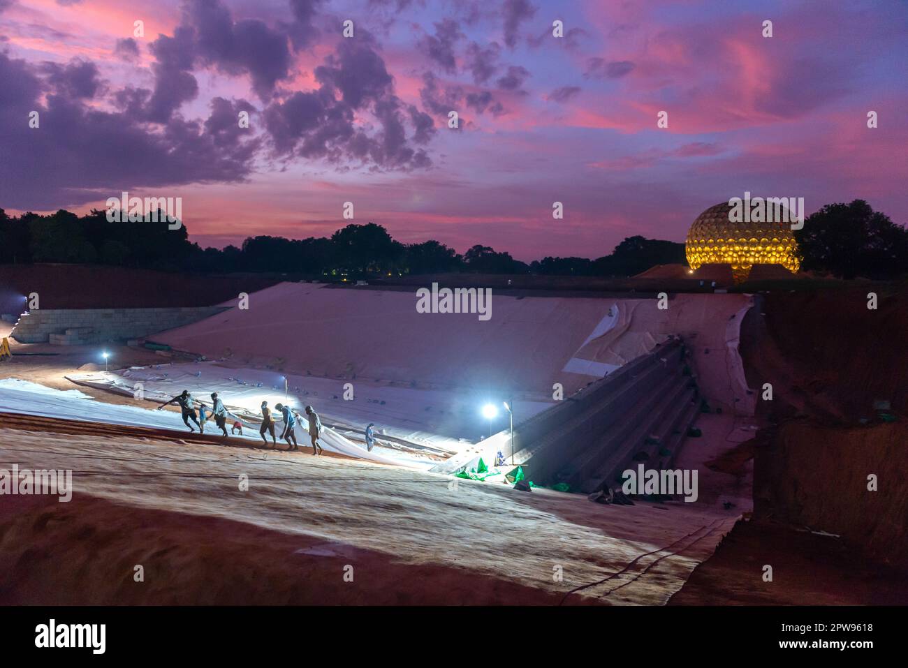 Auroville, India - 22nd settembre 2022: Lavori di scavo nel Parco dell'unità per creare un lago artificiale. Foto Stock