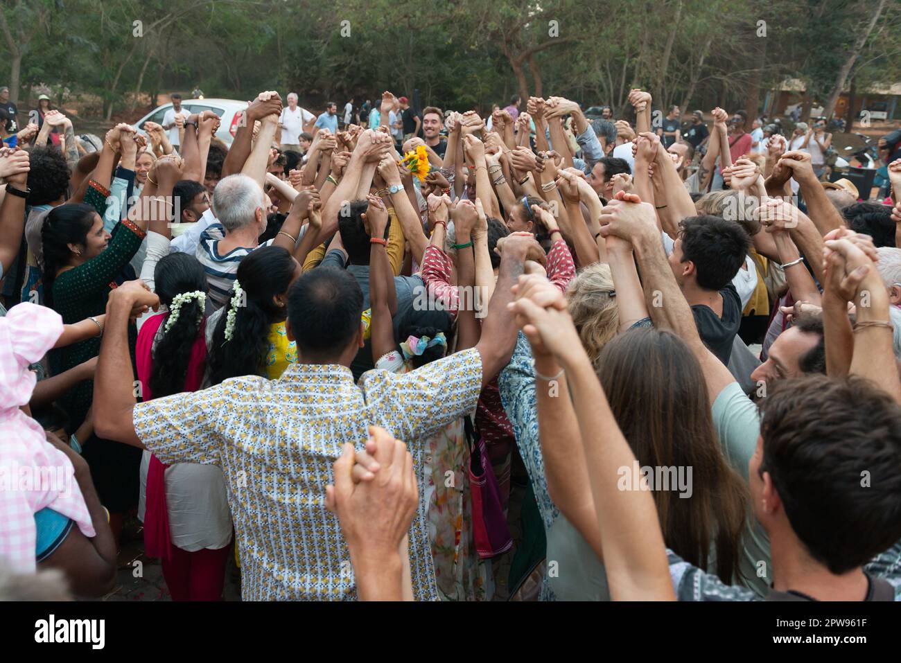 Auroville, India - 28 febbraio 2023: Il 55th° anniversario di Auroville. Circa 500 residenti celebrano l'incontro e cantano 'un giorno' tutti insieme Foto Stock