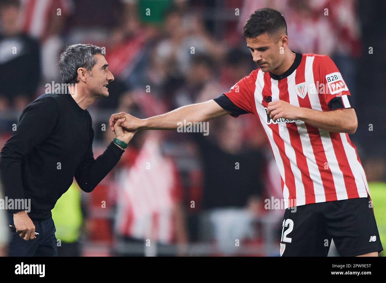 Gorka Guruzeta e l'allenatore capo del Club Athletic Ernesto Valverde durante la partita la Liga tra il Club Athletic e il Sevilla FC si sono giocati allo Stadio San Mames il 27 2023 aprile a Bilbao, Spagna. (Foto di Cesar Ortiz / PRESSIN) Foto Stock