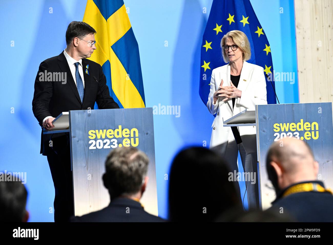 Stoccolma, Svezia. 29th Apr, 2023. Il Vice Presidente Esecutivo Valdis Dombrovskis e il Ministro delle Finanze svedese Elisabeth Svantesson durante una conferenza stampa in relazione all'odierno incontro informale dell'UE tra i ministri delle Finanze dell'UE e i governatori delle banche centrali nella Scandinavia XPO a Märsta fuori Stoccolma.Photo: Claudio Bresciani/TT/code 10090 Credit: TT News Agency/Alamy Live News Foto Stock