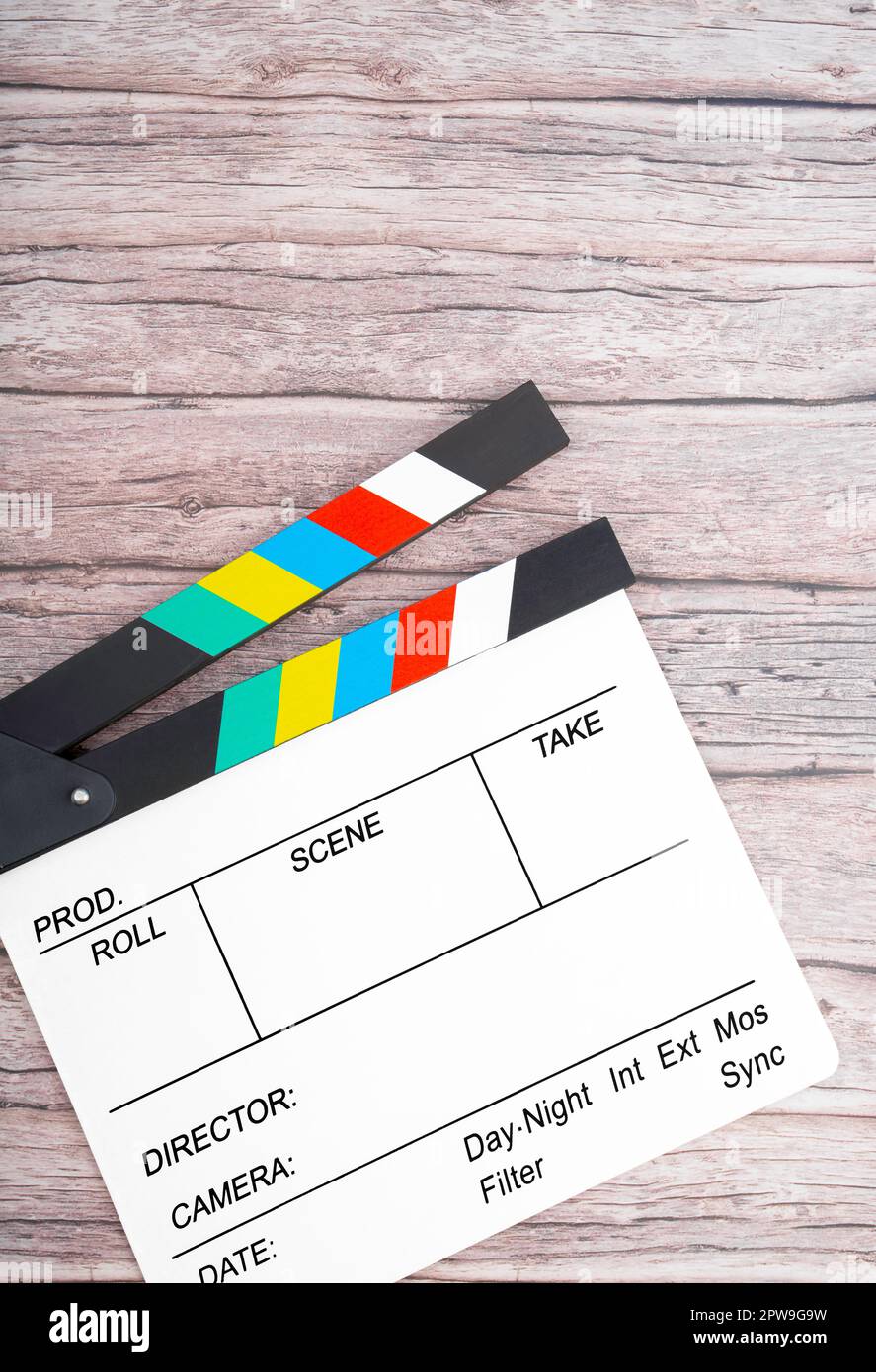 Il clapper del film su sfondo di legno. Concetto di fotografia cinematografica, cinematografica e video. Foto Stock