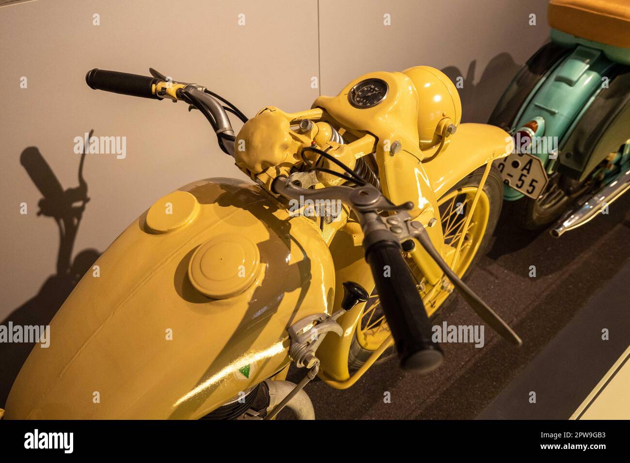 Augustusburg, Germania. 29th Apr, 2023. Il modello AUTO UNION DKW RT 125 del 1944 come versione Wehrmacht nel museo motociclistico del Castello di Augustusburg. C'è anche una mostra speciale 'la moto più copiata al mondo - DKW RT 125'. Credit: Daniel Schäfer/dpa/ZB/dpa/Alamy Live News Foto Stock