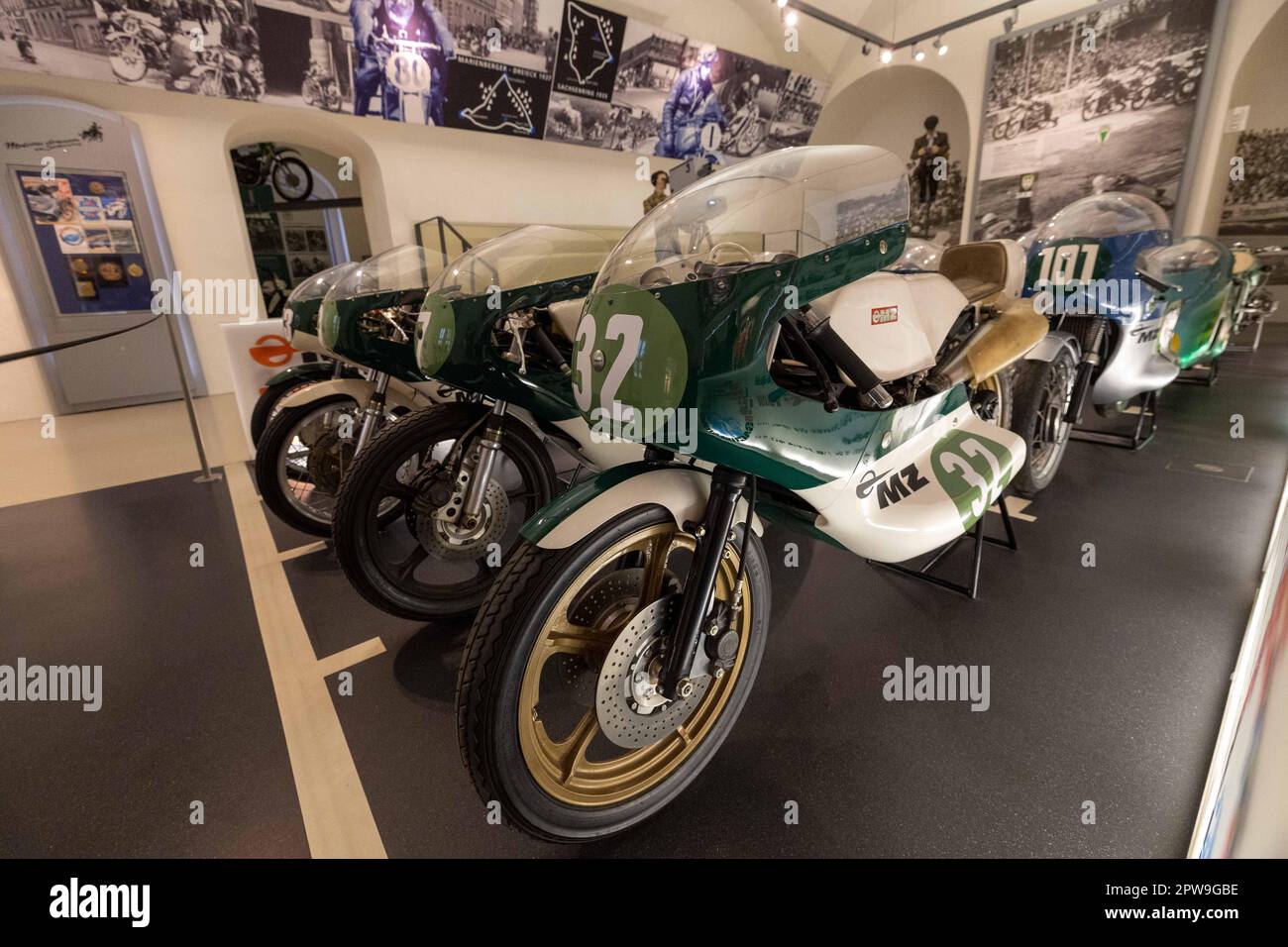 Augustusburg, Germania. 29th Apr, 2023. Diverse moto da corsa del marchio MZ nel museo motociclistico del Castello di Augustusburg. C'è anche una mostra speciale 'la moto più copiata al mondo - DKW RT 125'. Credit: Daniel Schäfer/dpa/ZB/dpa/Alamy Live News Foto Stock