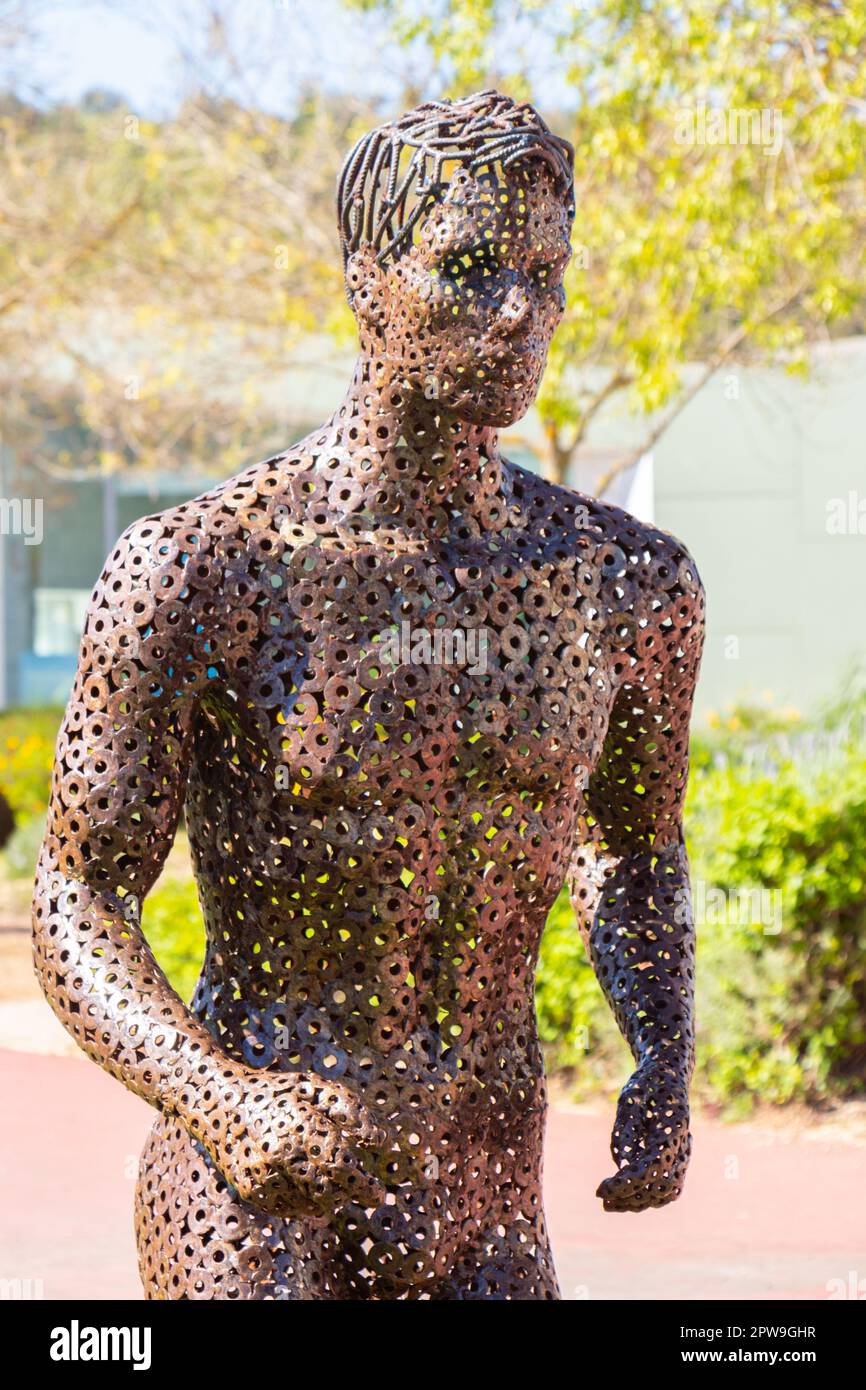 scultore dell'uomo che corre fatto di rondelle metalliche saldate dell'uomo che corre nel parque municipale silves portogallo Foto Stock