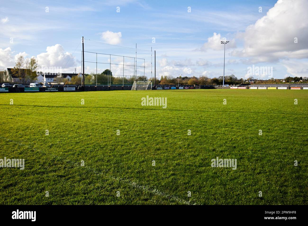 vista del campo gaa locale nella contea di ballinrobe mayo repubblica d'irlanda Foto Stock