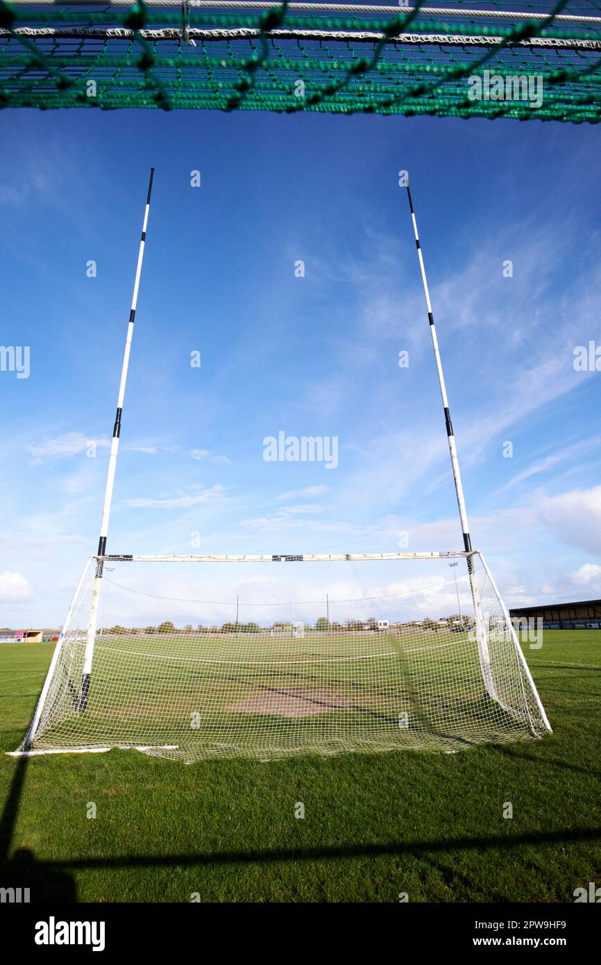 dietro la rete gaa e posti montanti su un campo locale con vista del telaio dietro gli obiettivi gaa su un campo nella contea mayo repubblica d'irlanda Foto Stock