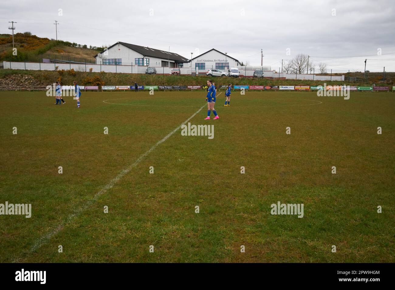 Le squadre locali di calcio delle ragazze si riscaldano sul campo di Fahy una contea di Fhaithche mayo repubblica d'irlanda Foto Stock