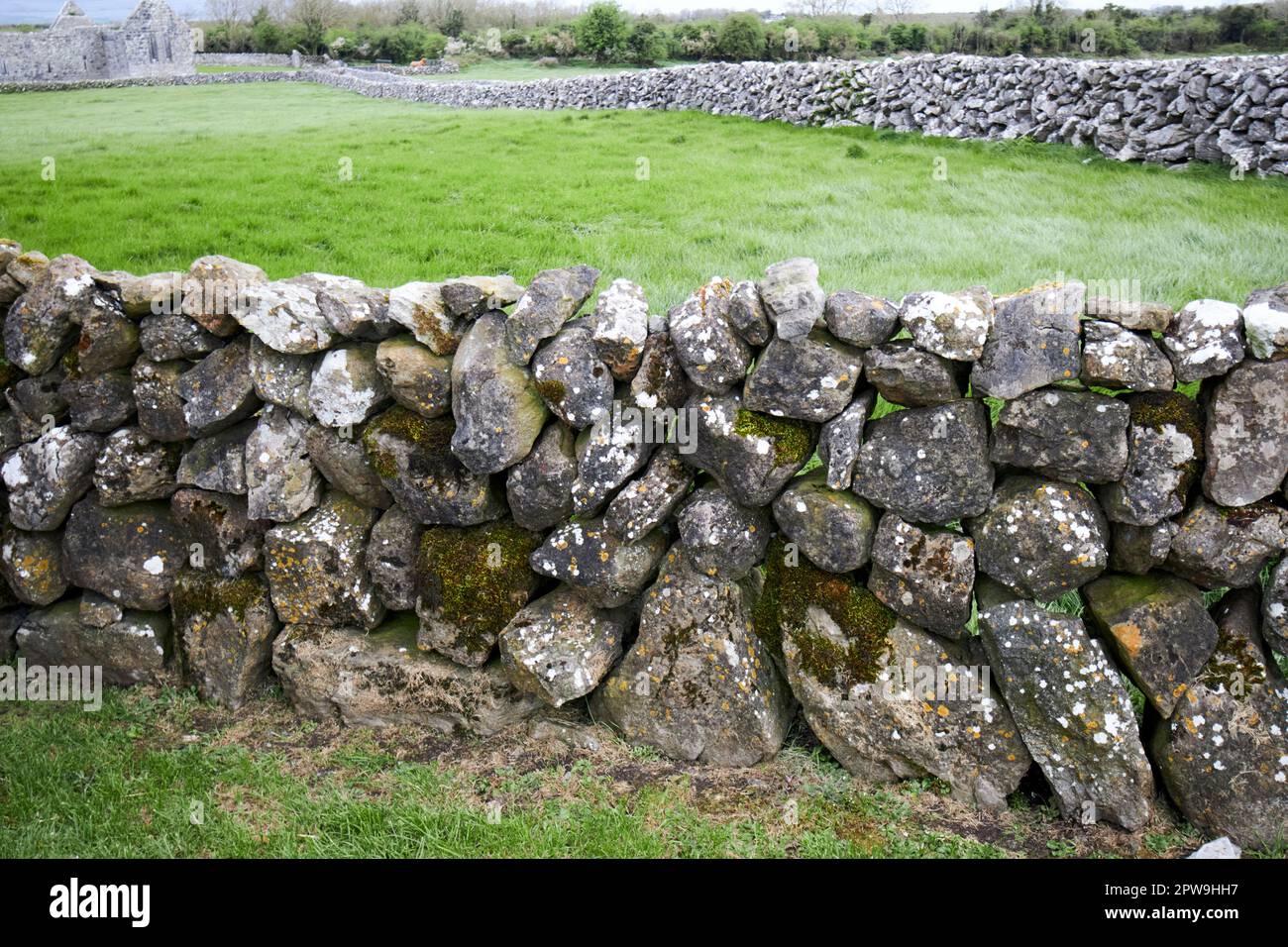 Muri a secco in pietra a Kilmacduagh monastero contea galway repubblica d'irlanda Foto Stock