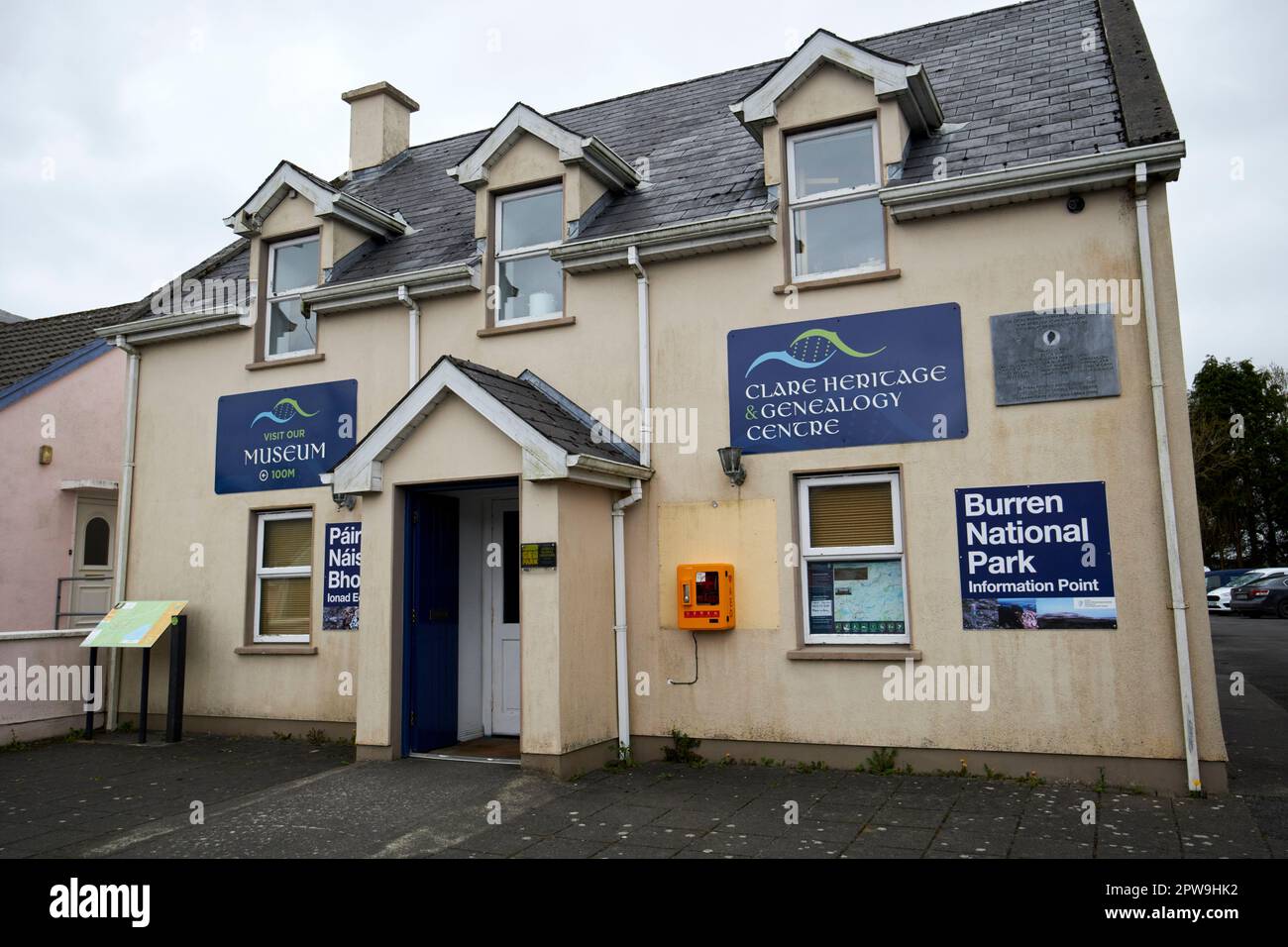 il punto di informazione del parco nazionale di burren e il centro di patrimonio e genealogia di clare, contea di corofin, repubblica d'irlanda Foto Stock