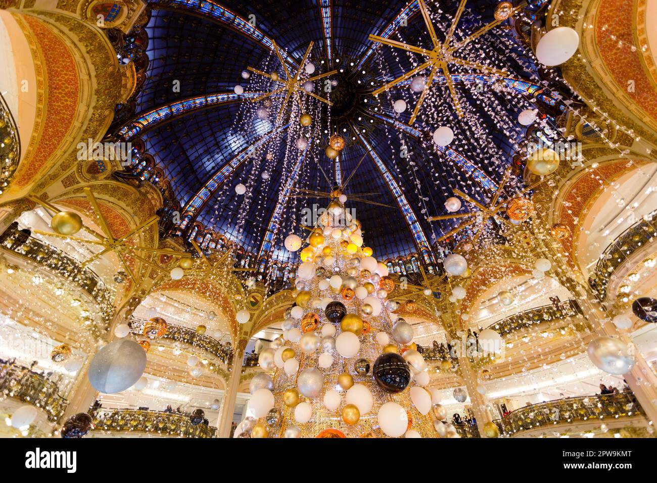 Interni Galeries Lafayette con installazioni e decorazioni natalizie a Parigi, Francia, dicembre 2015 Foto Stock