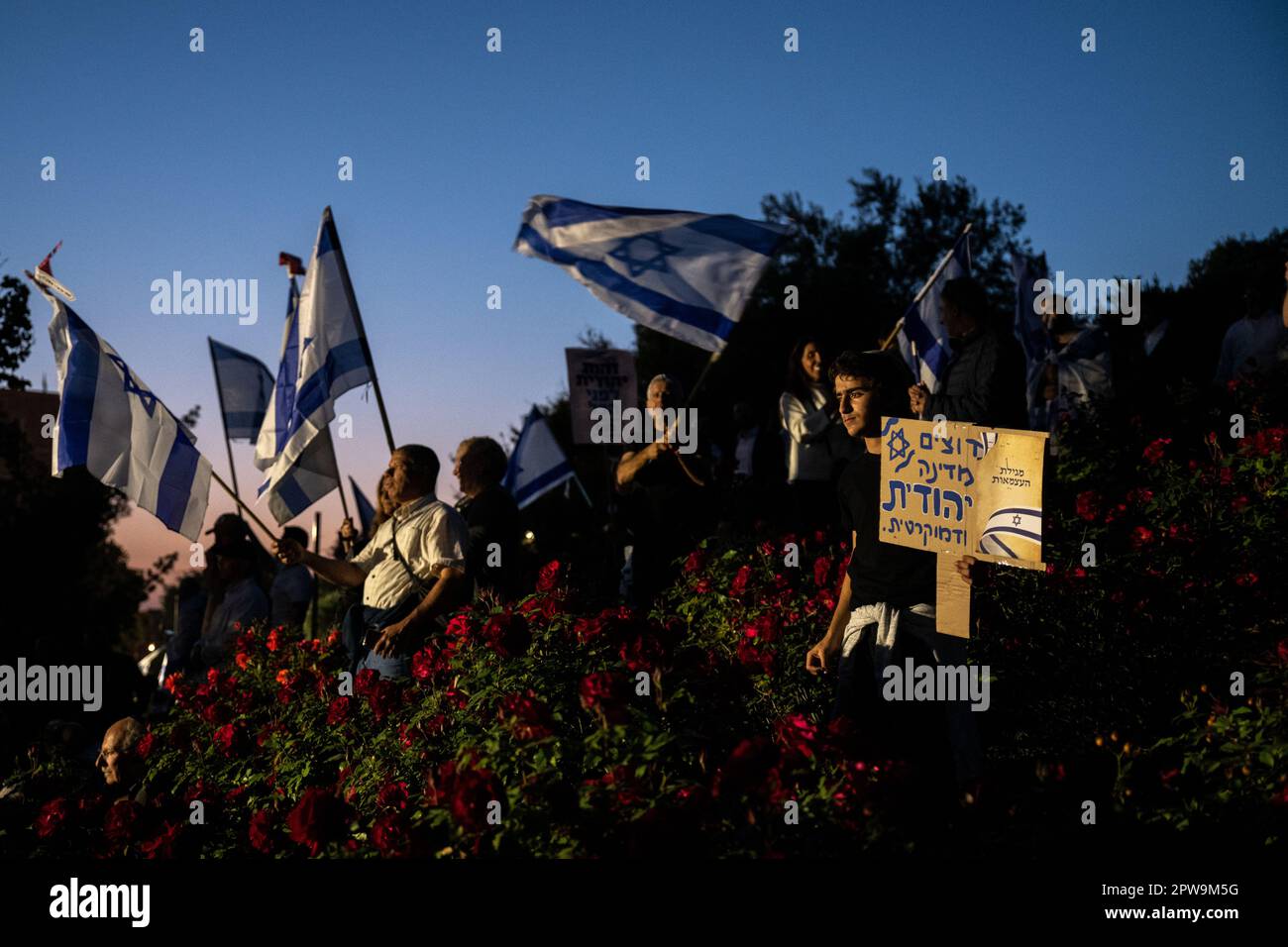 Israele. 27th Apr, 2023. I sostenitori delle riforme hanno fatto sventolare la bandiera israeliana e hanno un segno che recita: “Vogliamo uno Stato EBRAICO e democratico”. Più di 200.000 dimostrano a sostegno dei governi israeliani e la controversa revisione legale di fronte alla Knesset. Gerusalemme, Israele. Apr 27th 2023. (Matan Golan/Sipa USA). Credit: Sipa USA/Alamy Live News Foto Stock