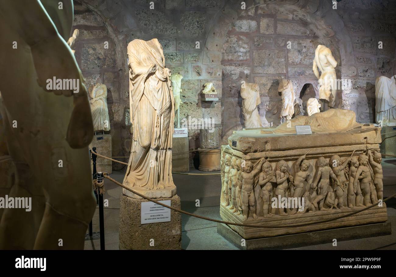 Varie statue romane in marmo e una bara in pietra sarcofago in marmo ornata da un elaborato fregio all'interno del Museo Side, Provincia di Antalya, Turchia (Turco Foto Stock Varie statue romane in marmo e una bara in pietra sarcofago in marmo ornata da un elaborato fregio all'interno del Museo Side, Provincia di Antalya, Turchia (Turco Foto Stock