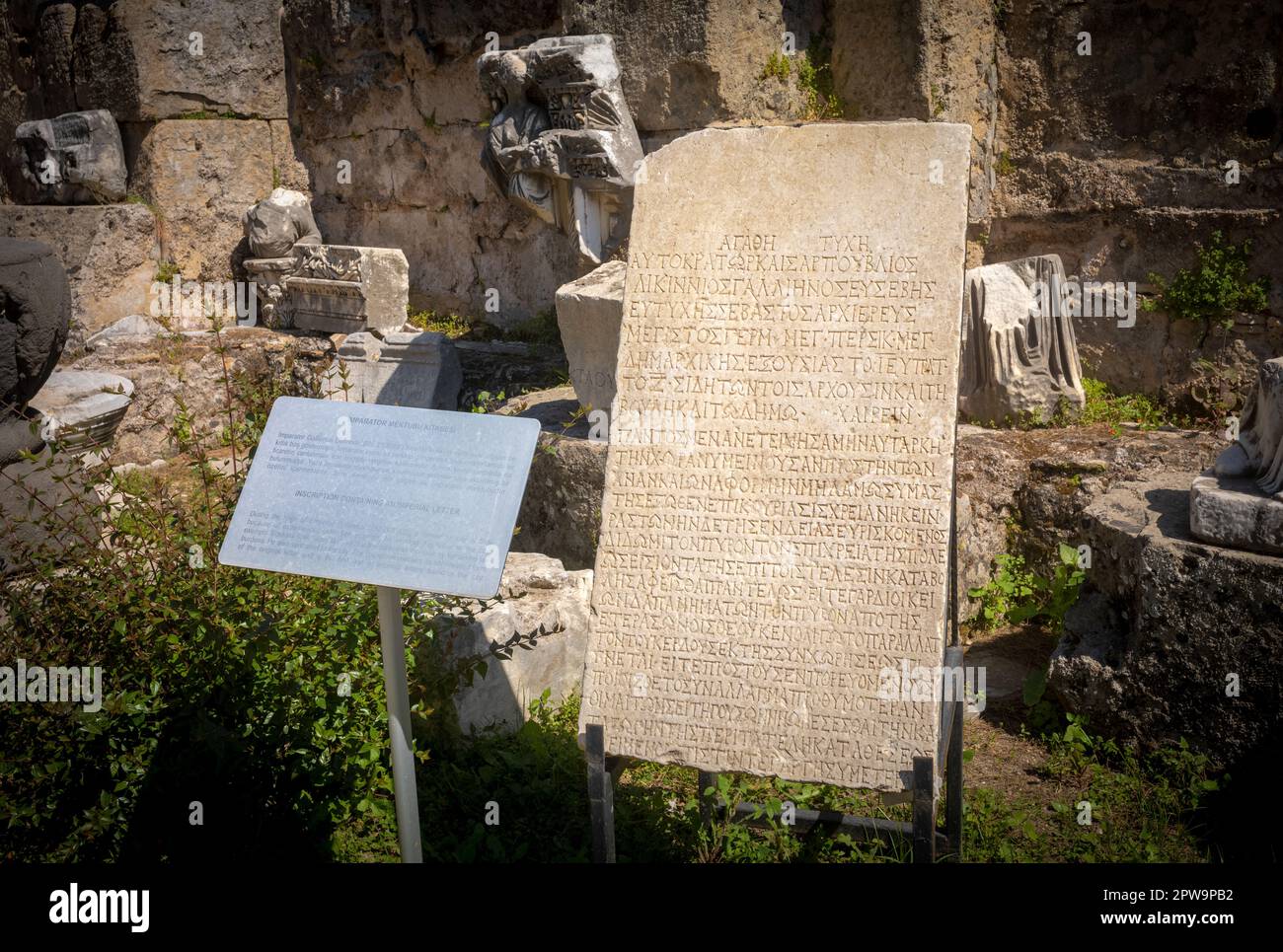 Una tavoletta di pietra incisa nel cortile del museo laterale a Side, provincia di Antalya, Turchia (Turkiye). La compressa contiene un'iscrizione latina da t Foto Stock Una tavoletta di pietra incisa nel cortile del museo laterale a Side, provincia di Antalya, Turchia (Turkiye). La compressa contiene un'iscrizione latina da t Foto Stock