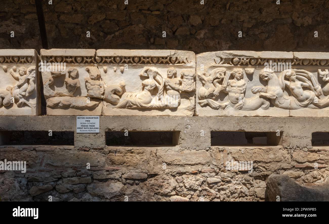 Un fregio di epoca romana del Grande bagno che oggi ospita il Museo di Side nella provincia di Antalya, in Turchia (Turkiye). Il museo è stato inaugurato nel 1962 Foto Stock