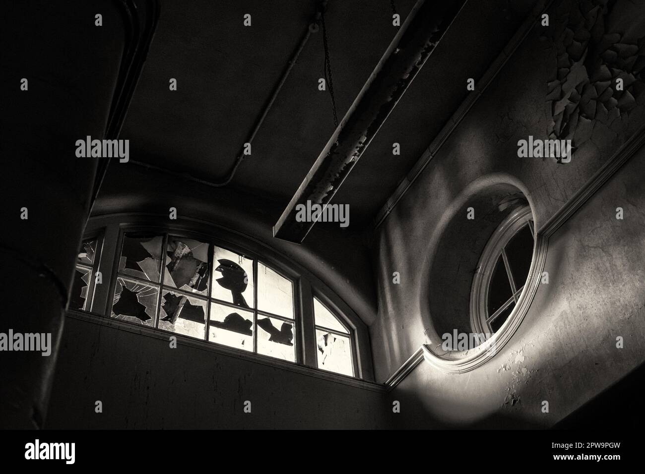 Guardando in alto l'alto soffitto all'interno del derelitto Easington Colliery School, ora demolito Foto Stock