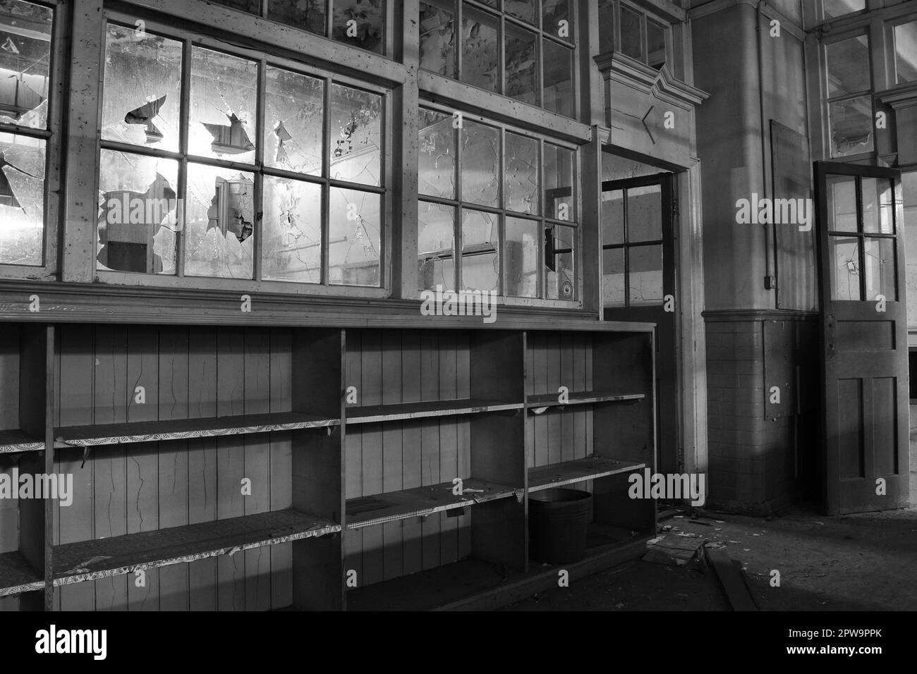 Un corridoio abbandonato all'interno della Easington Colliery School, ormai demolita Foto Stock