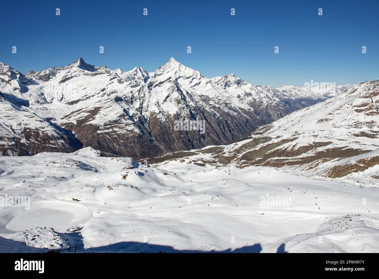 Una vista panoramica sulle cime circostanti delle Alpi Svizzere, come da Gornergrat Foto Stock