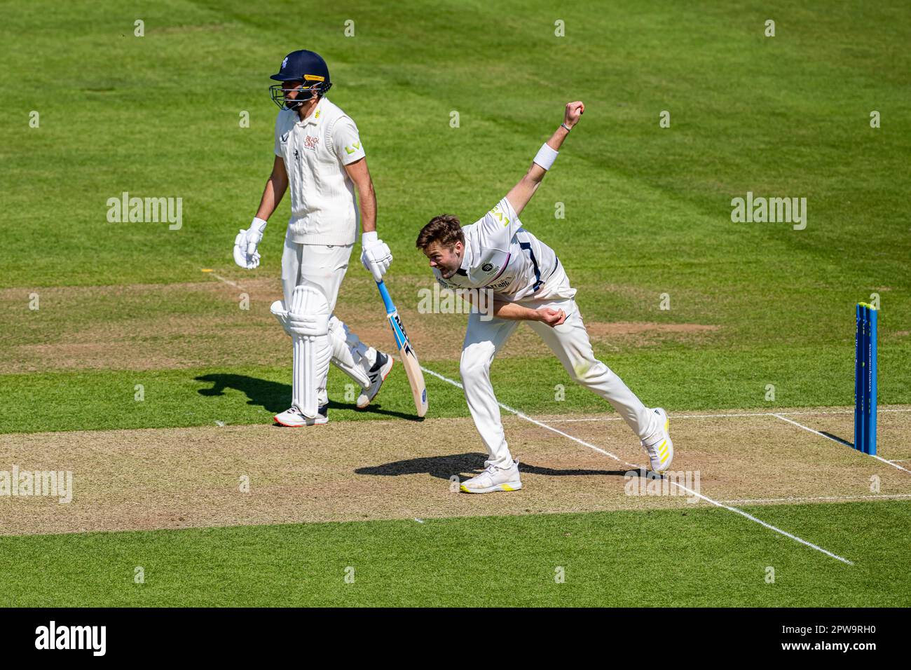 LONDRA, REGNO UNITO. 29 aprile 2023. T Helm of Middlesex (destra) bocce durante LV=Insurance County Championship Middlesex v Kent il giorno 4 al Lord's Cricket Ground sabato 29 aprile 2023 a LONDRA INGHILTERRA. Credit: Taka Wu/Alamy Live News Foto Stock